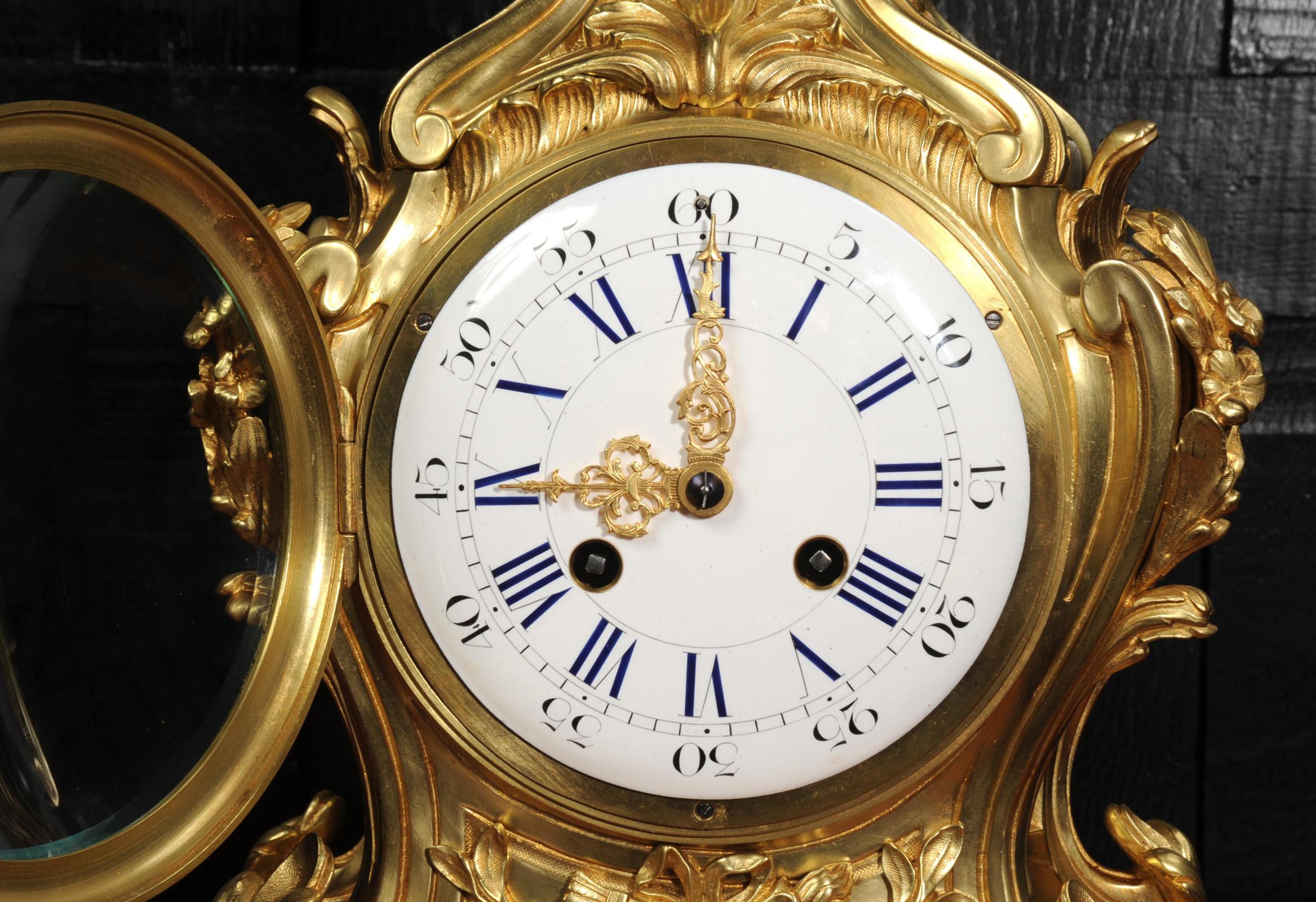 Gran reloj rococó francés antiguo de bronce dorado de Samuel Marti Desconocido en venta