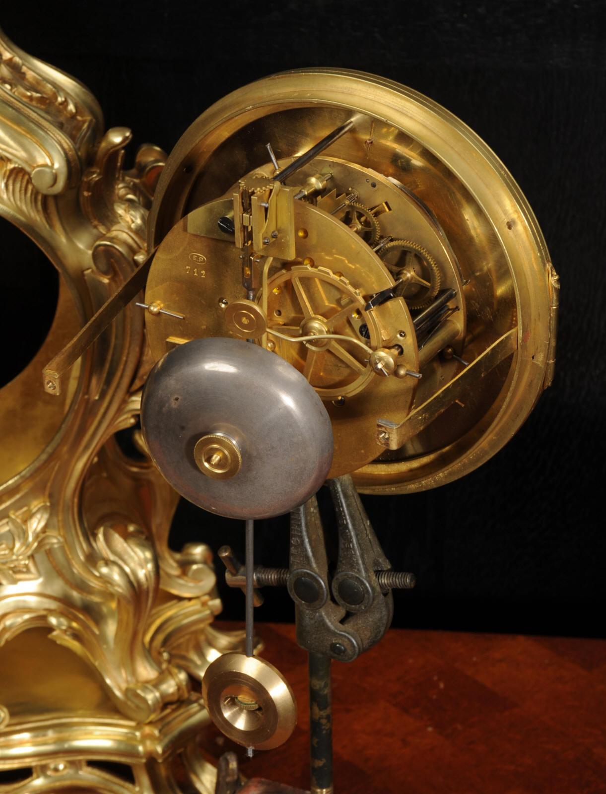Gran reloj rococó francés antiguo de bronce dorado de Samuel Marti Dorado en venta