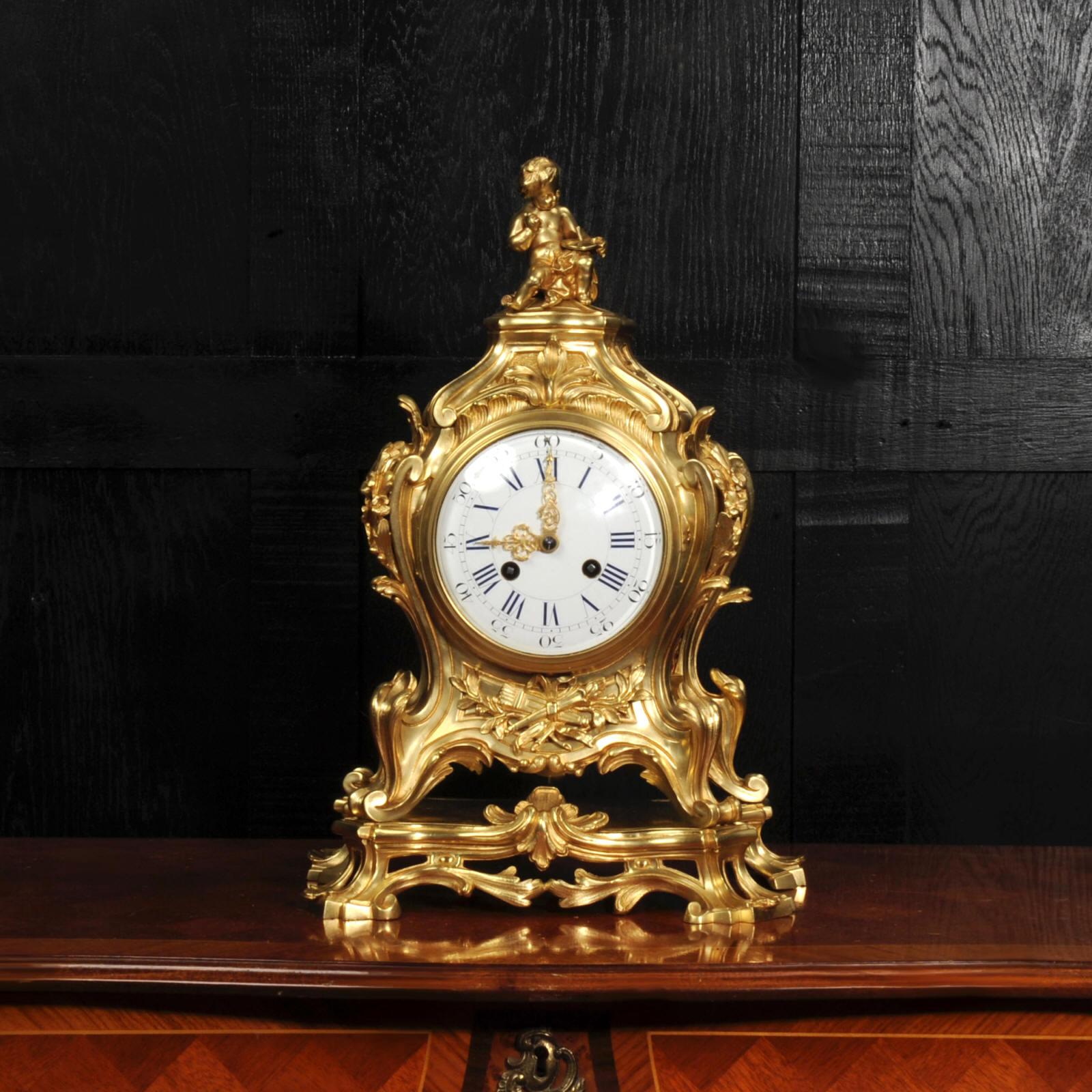Gran reloj rococó francés antiguo de bronce dorado de Samuel Marti siglo XIX en venta