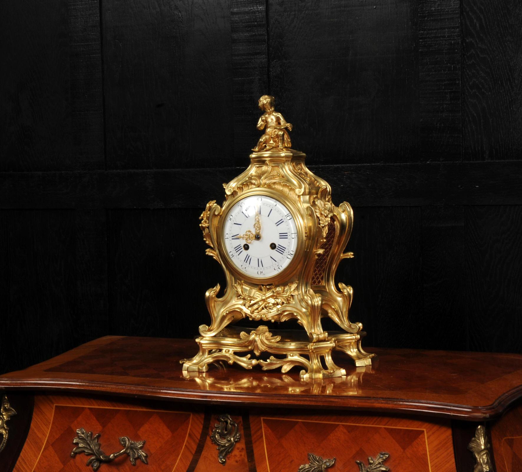 Gran reloj rococó francés antiguo de bronce dorado de Samuel Marti Bronce en venta