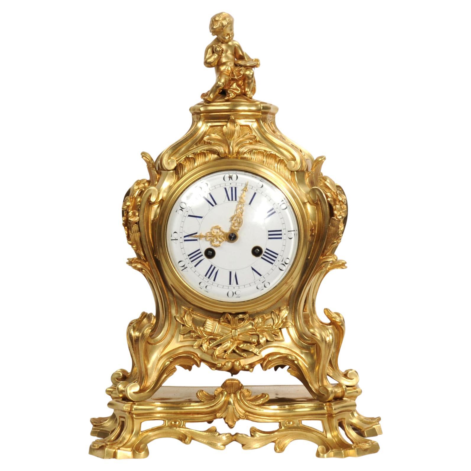Gran reloj rococó francés antiguo de bronce dorado de Samuel Marti en venta