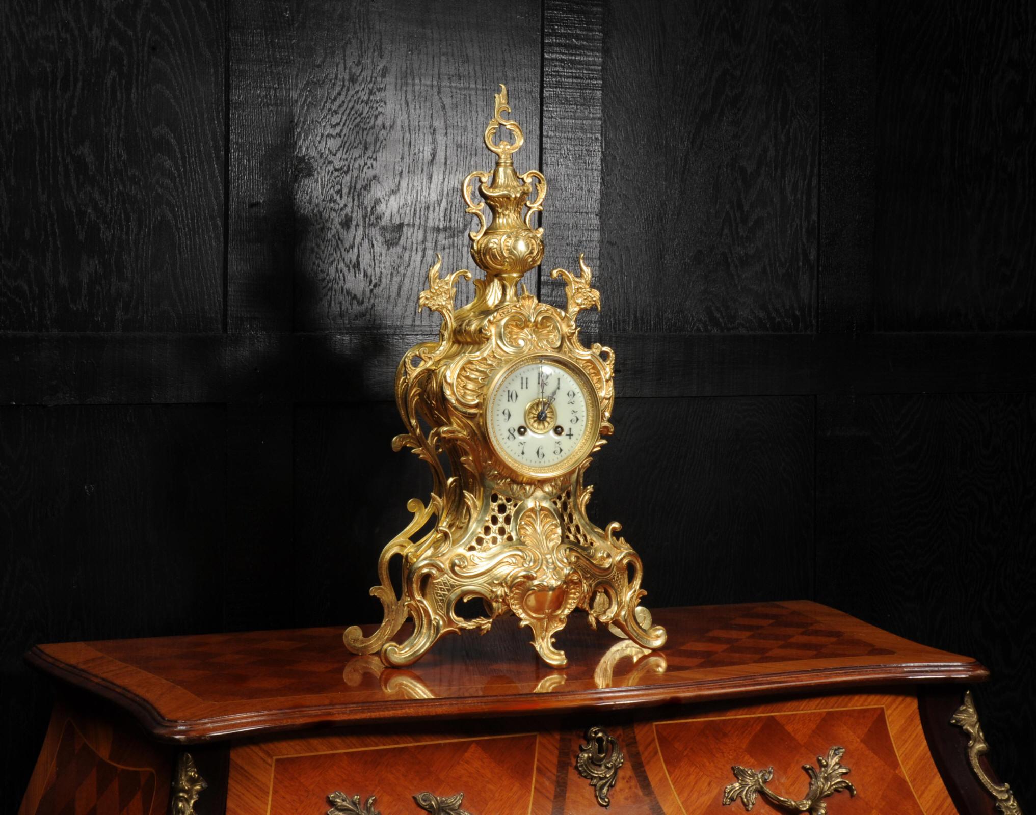 Grande horloge rococo française d'antiquités en bronze doré 2