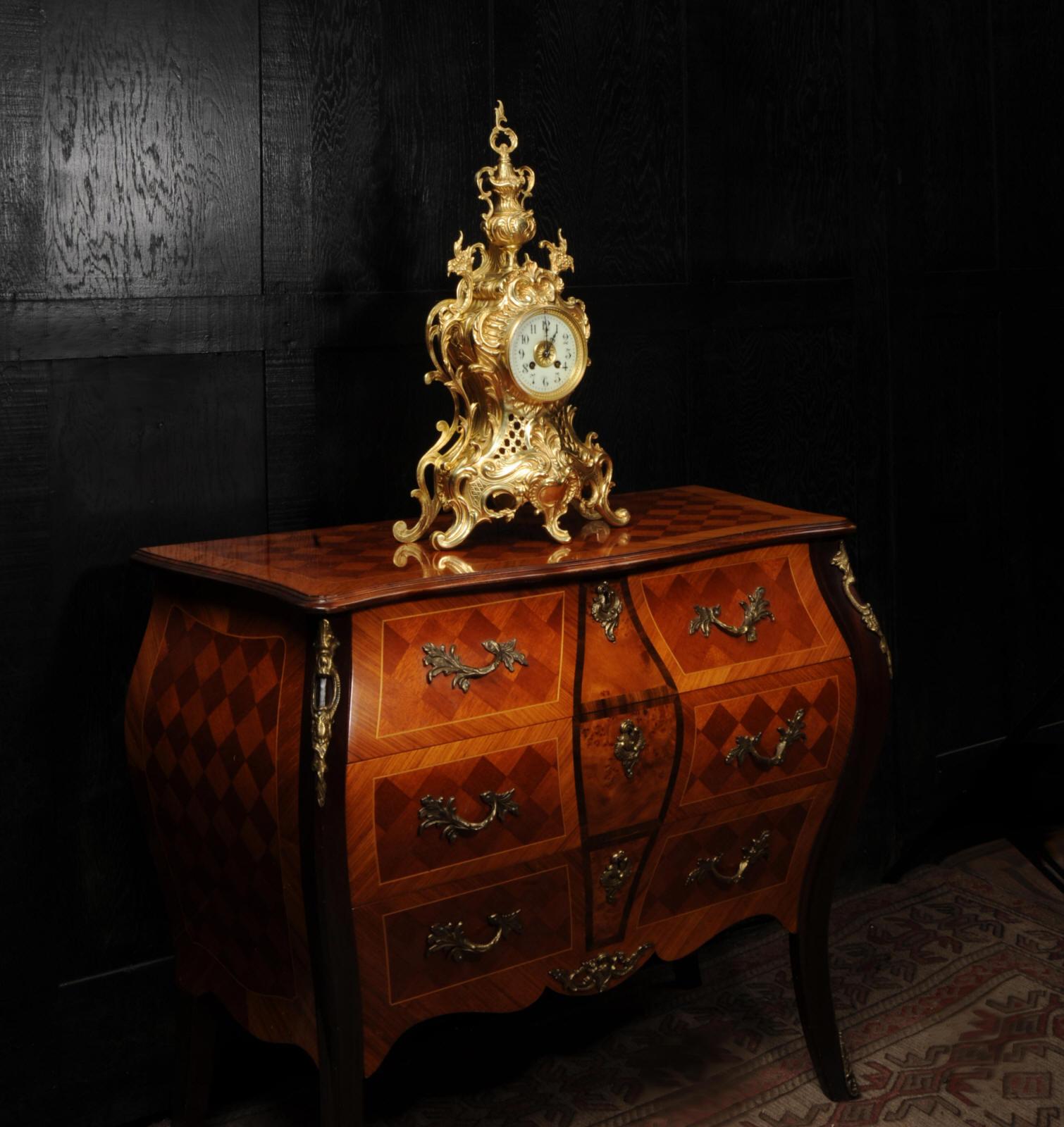 Grande horloge rococo française d'antiquités en bronze doré 3