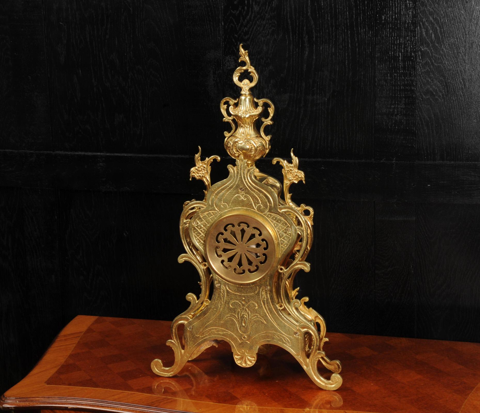 Grande horloge rococo française d'antiquités en bronze doré 4