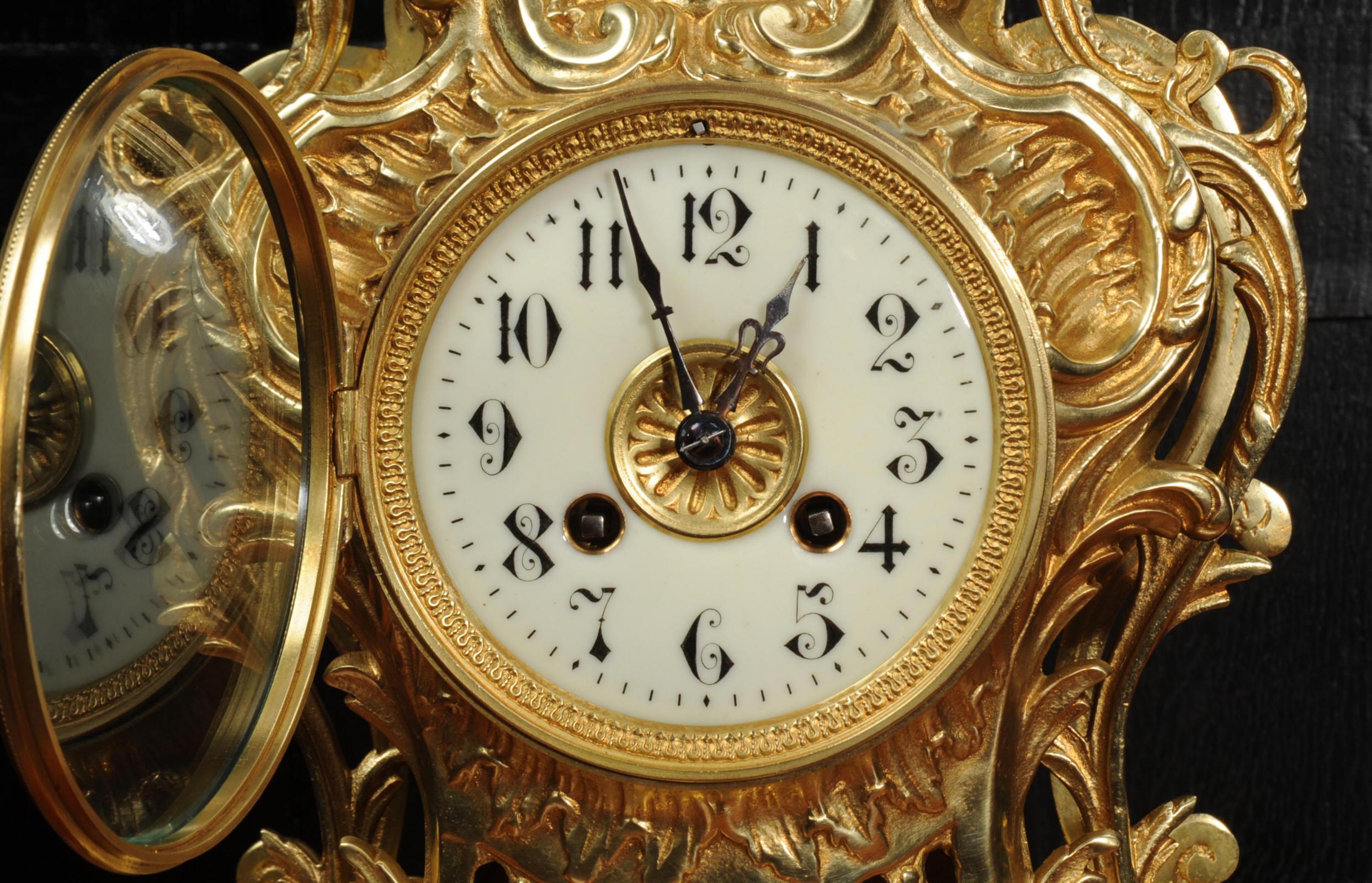Grande horloge rococo française d'antiquités en bronze doré 5