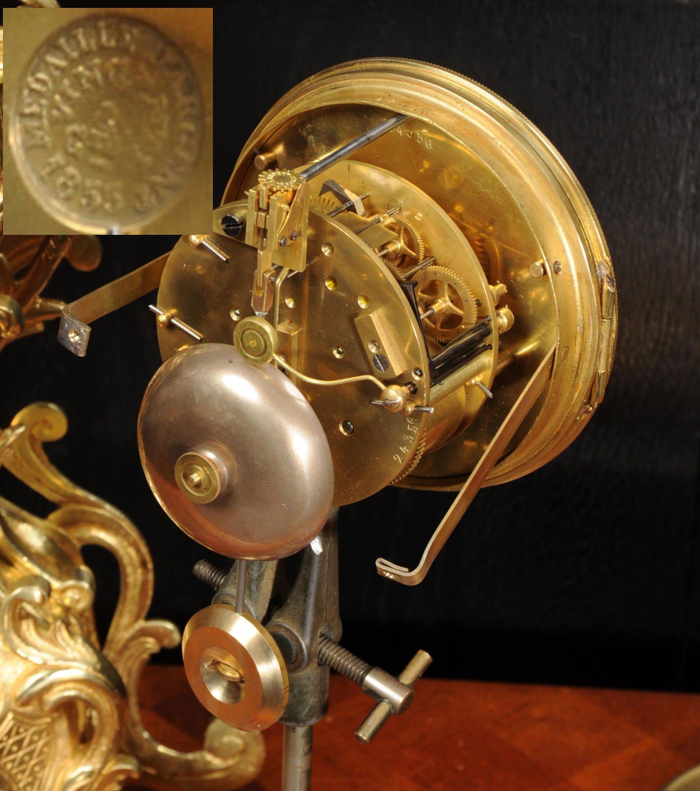 Grande horloge rococo française d'antiquités en bronze doré 6