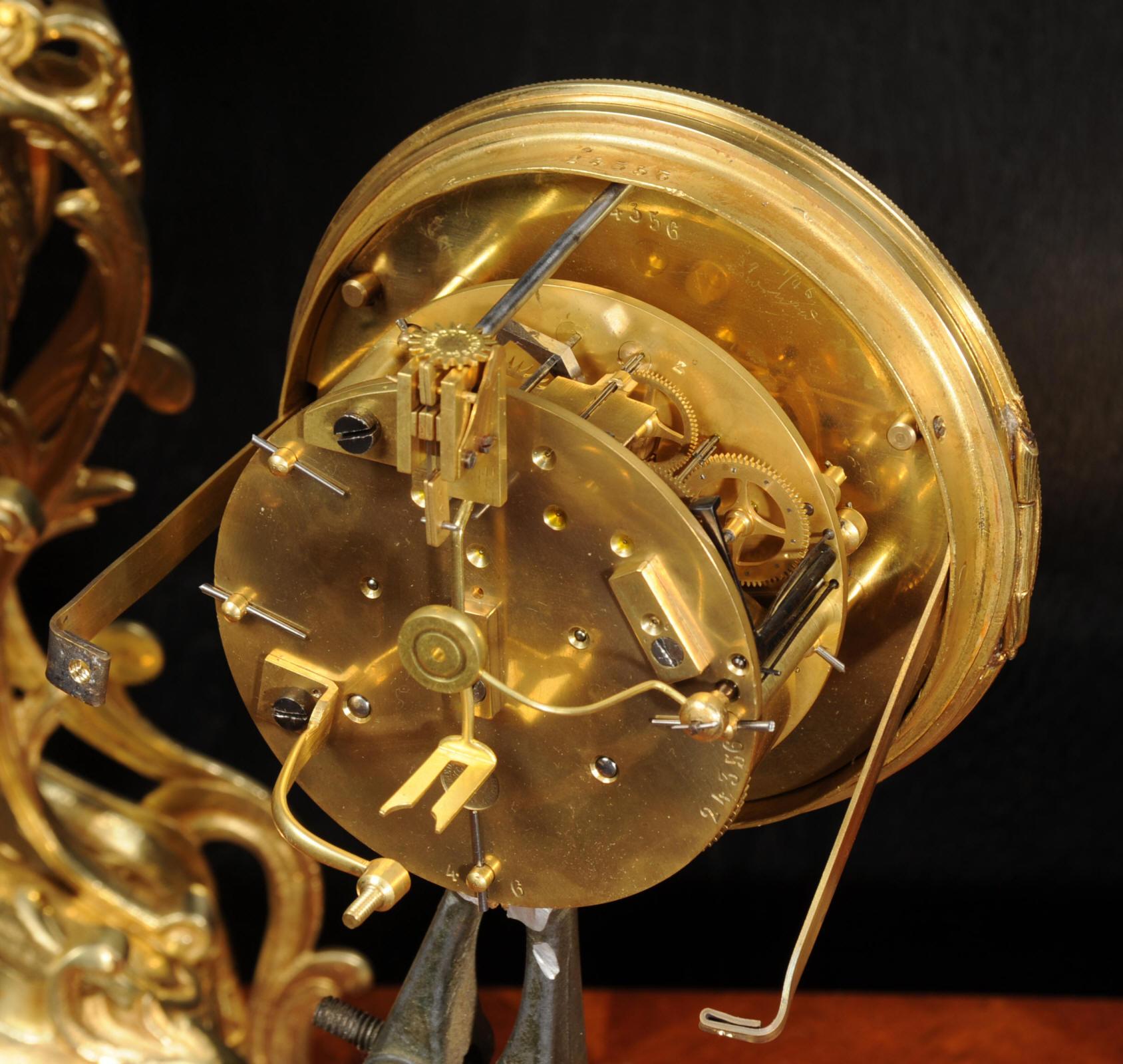 Grande horloge rococo française d'antiquités en bronze doré 8