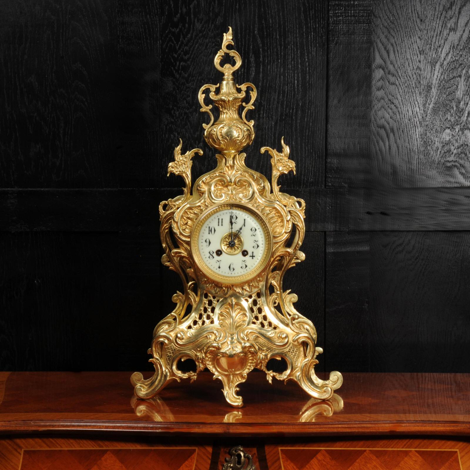 Une grande, superbe et très décorative horloge française ancienne d'origine par Vincenti. Il est audacieusement modelé dans le style rococo en bronze finement doré. Boîtier de forme cintrée, richement décoré de feuilles d'acanthe et de rinceaux en