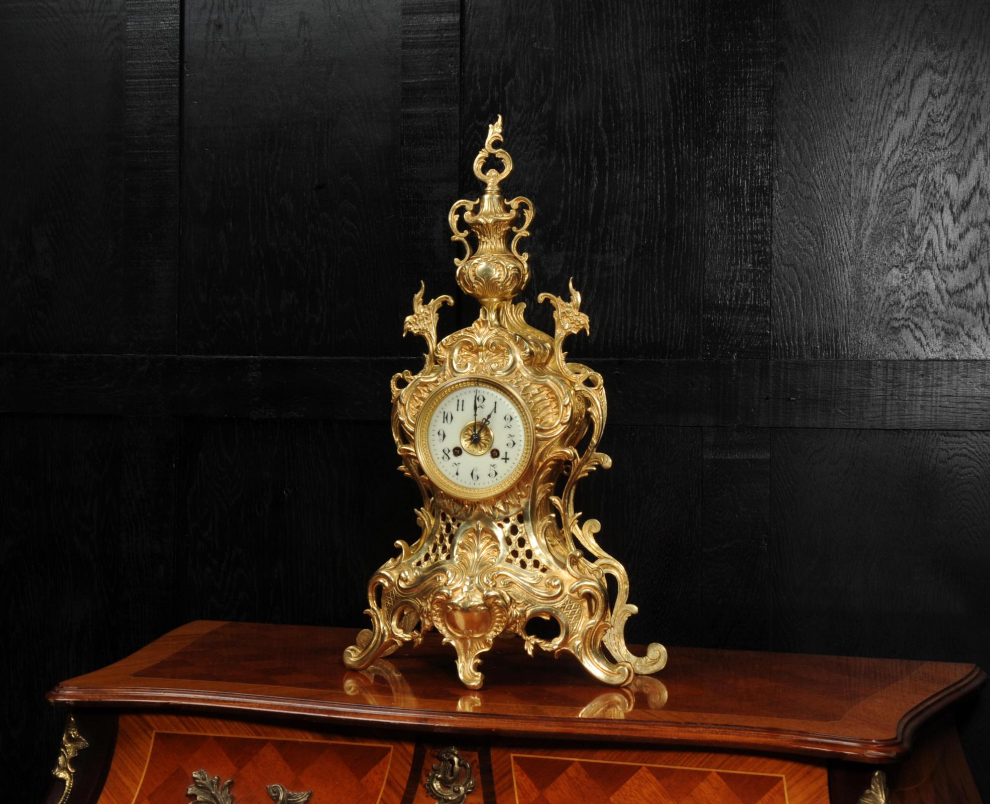 Rococo Grande horloge rococo française d'antiquités en bronze doré