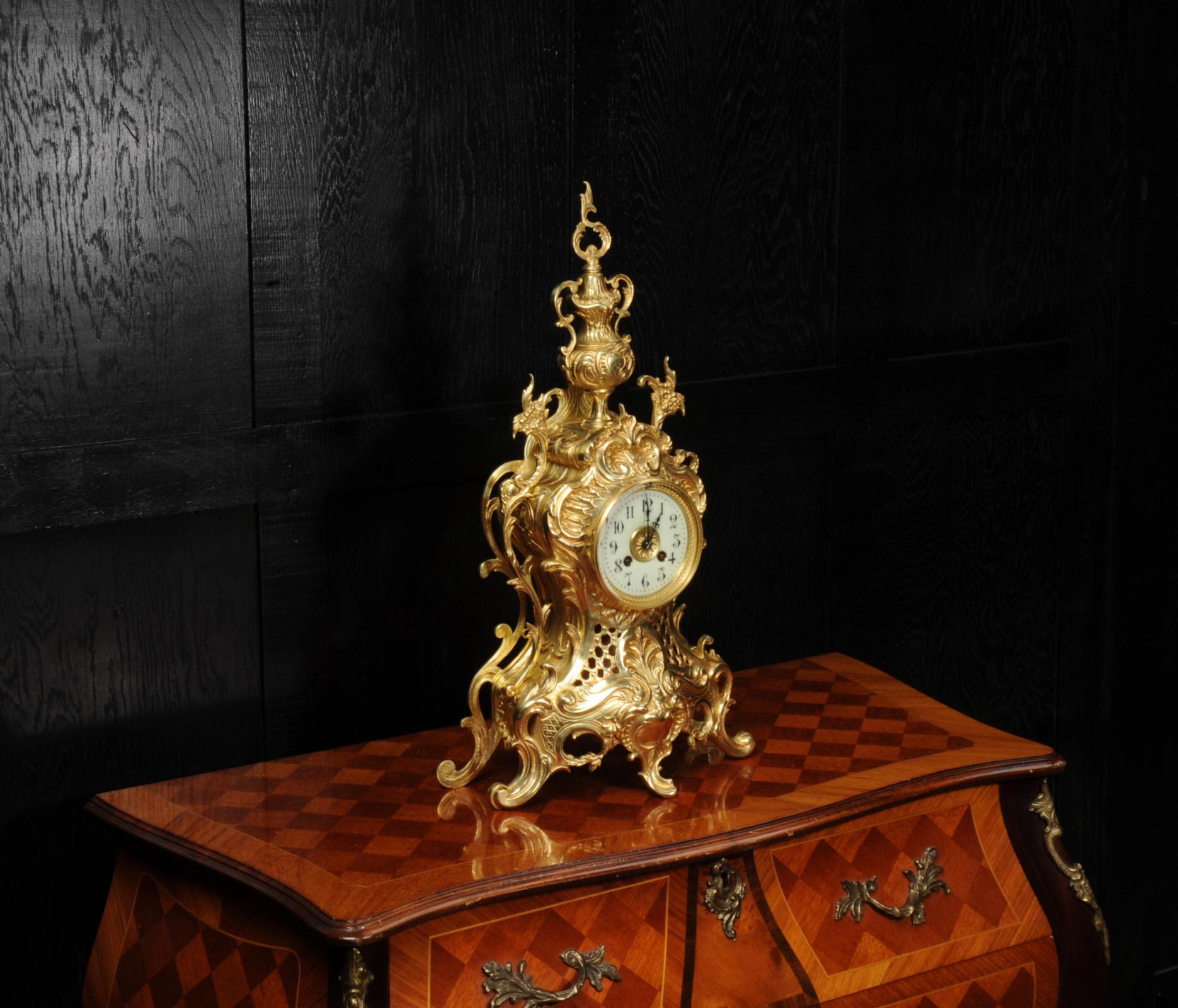 Doré Grande horloge rococo française d'antiquités en bronze doré