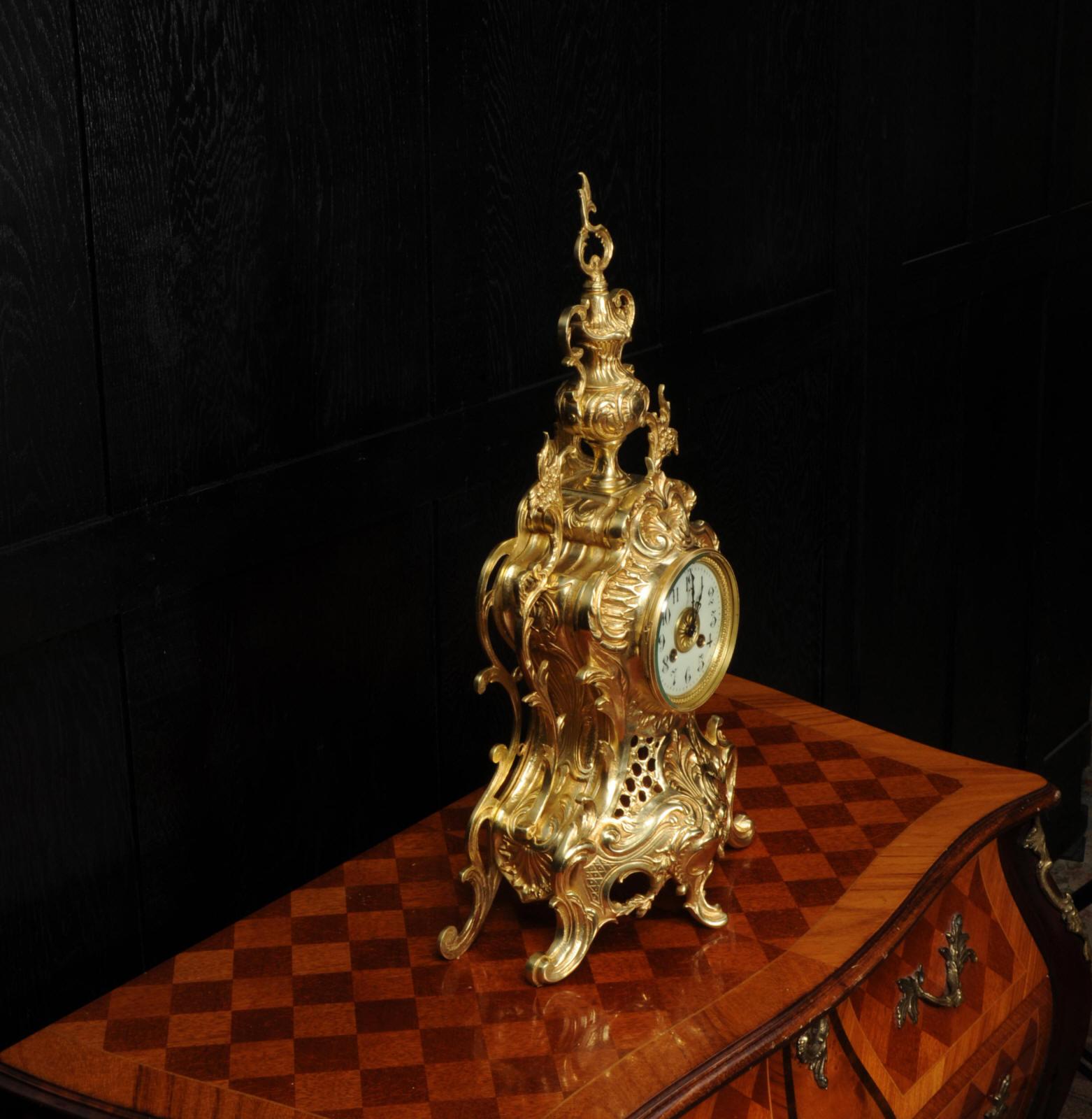 Grande horloge rococo française d'antiquités en bronze doré Bon état à Belper, Derbyshire