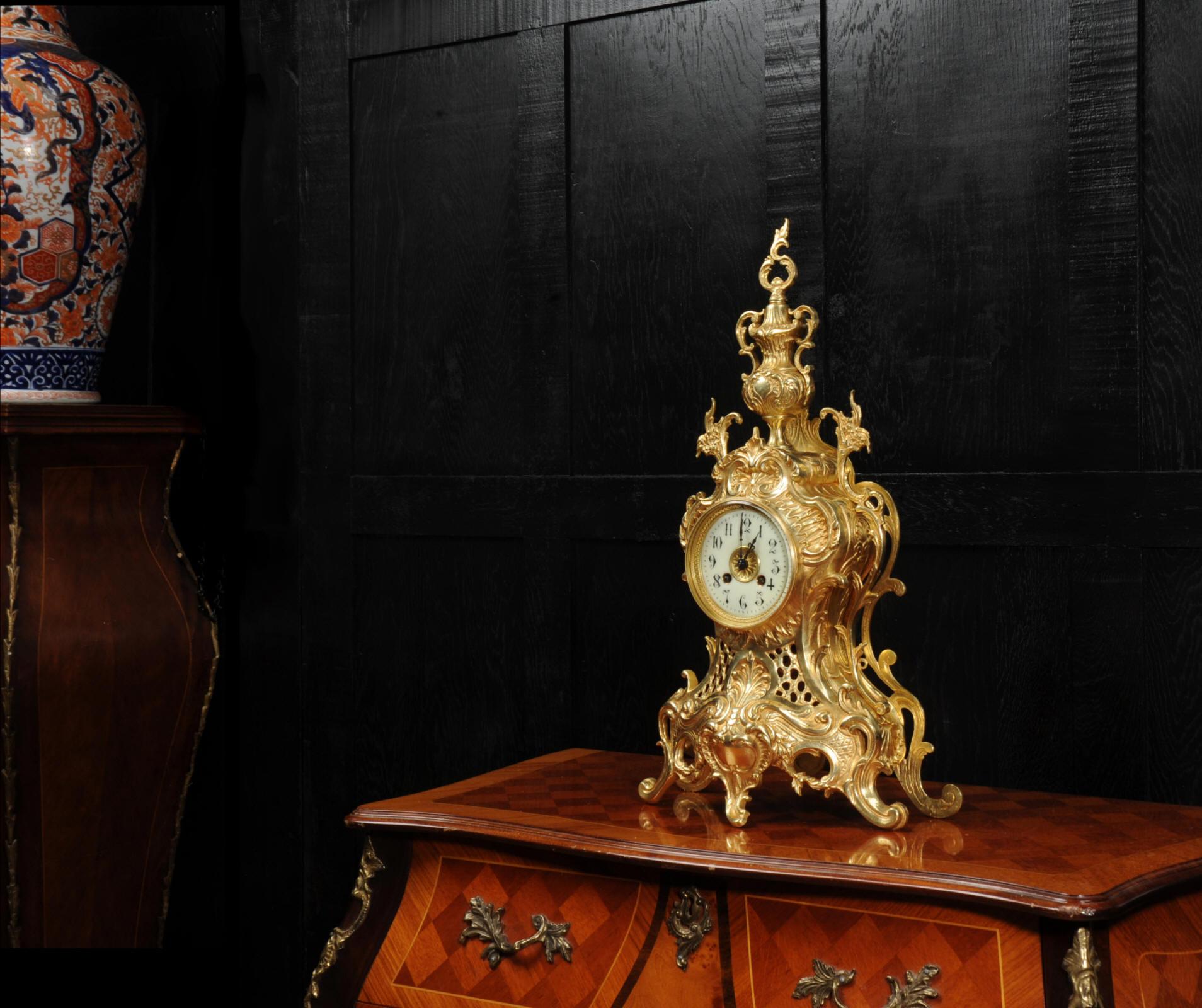XIXe siècle Grande horloge rococo française d'antiquités en bronze doré