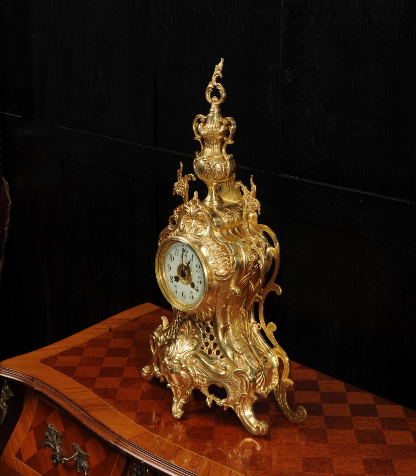 Bronze Grande horloge rococo française d'antiquités en bronze doré