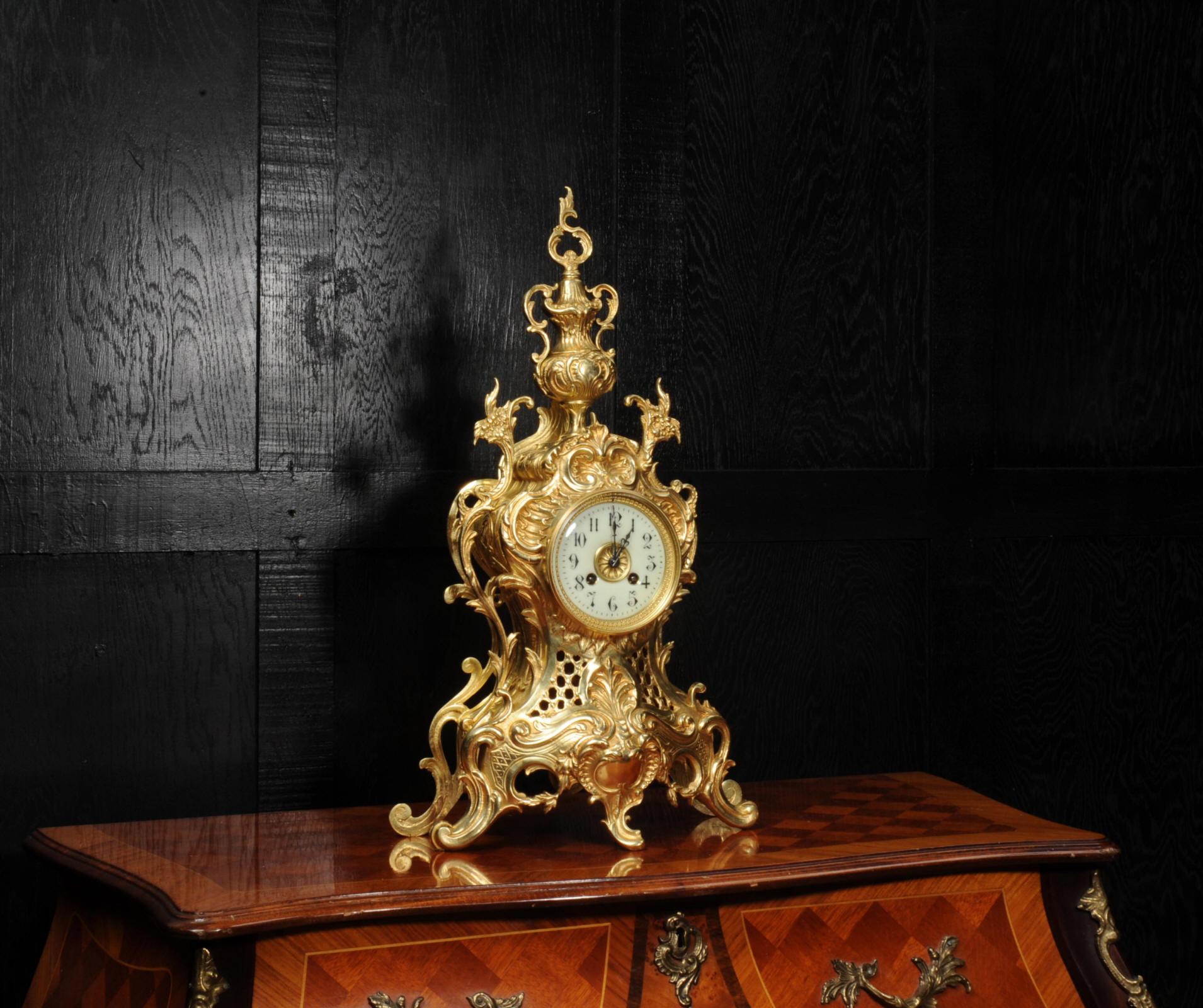 Grande horloge rococo française d'antiquités en bronze doré 1