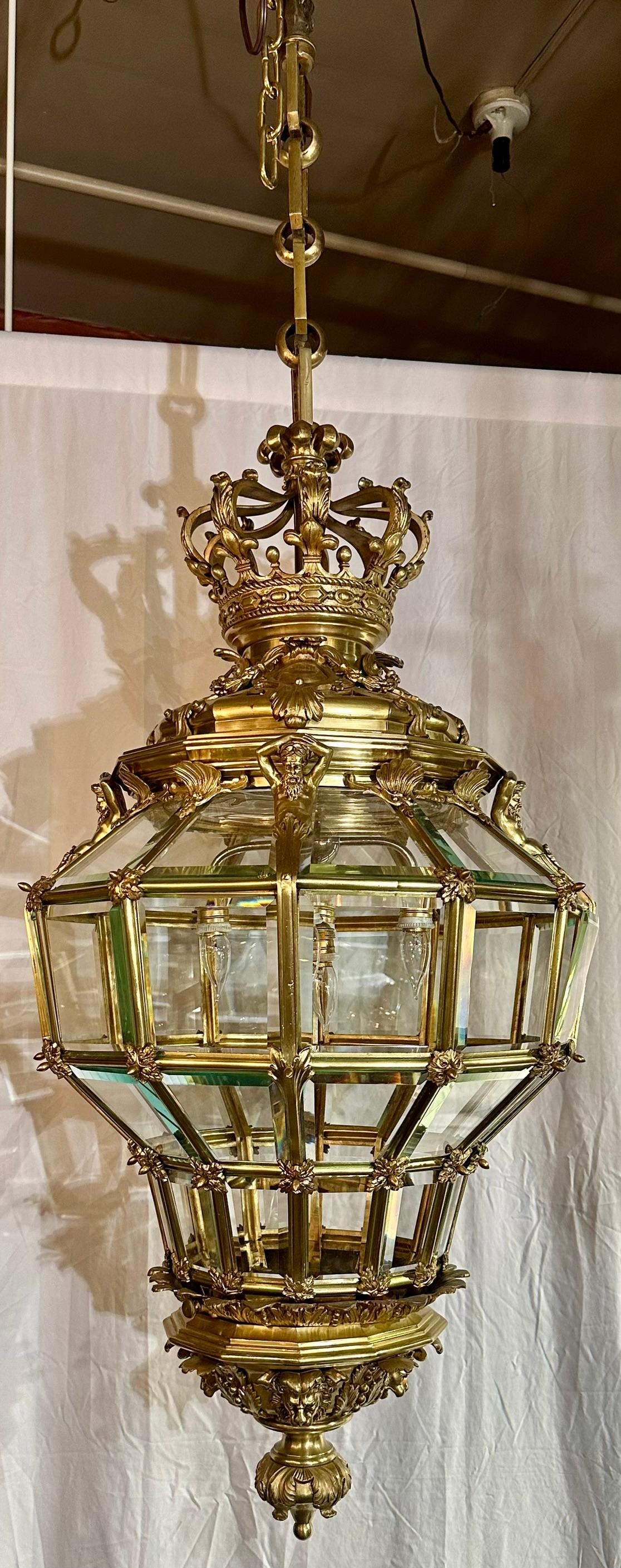 Français Grande lanterne de château ancienne en bronze doré, Circa 1880. en vente