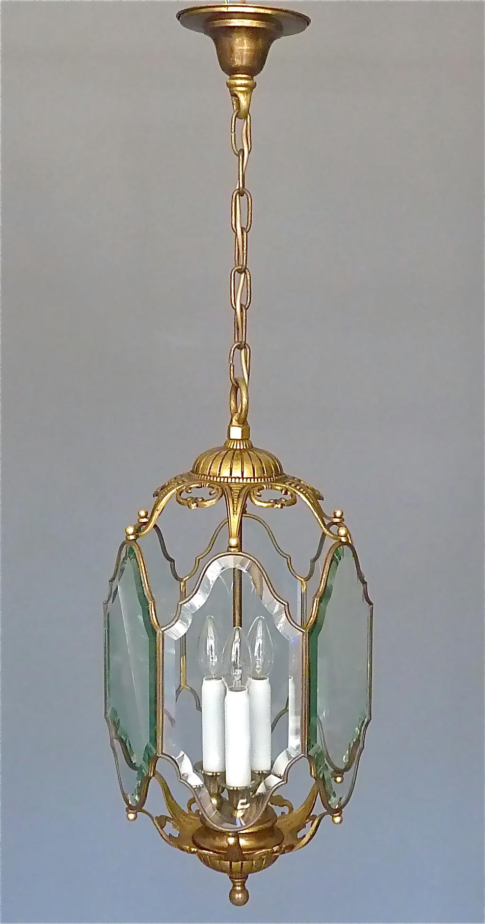 Grande lanterne ou lampe suspendue française ancienne, France vers 1880 à 1920. Réalisé en laiton patiné et en métal bronze, ce corpus lumineux à six faces présente des sections en verre de cristal facetté et biseauté taillées à la main, le centre