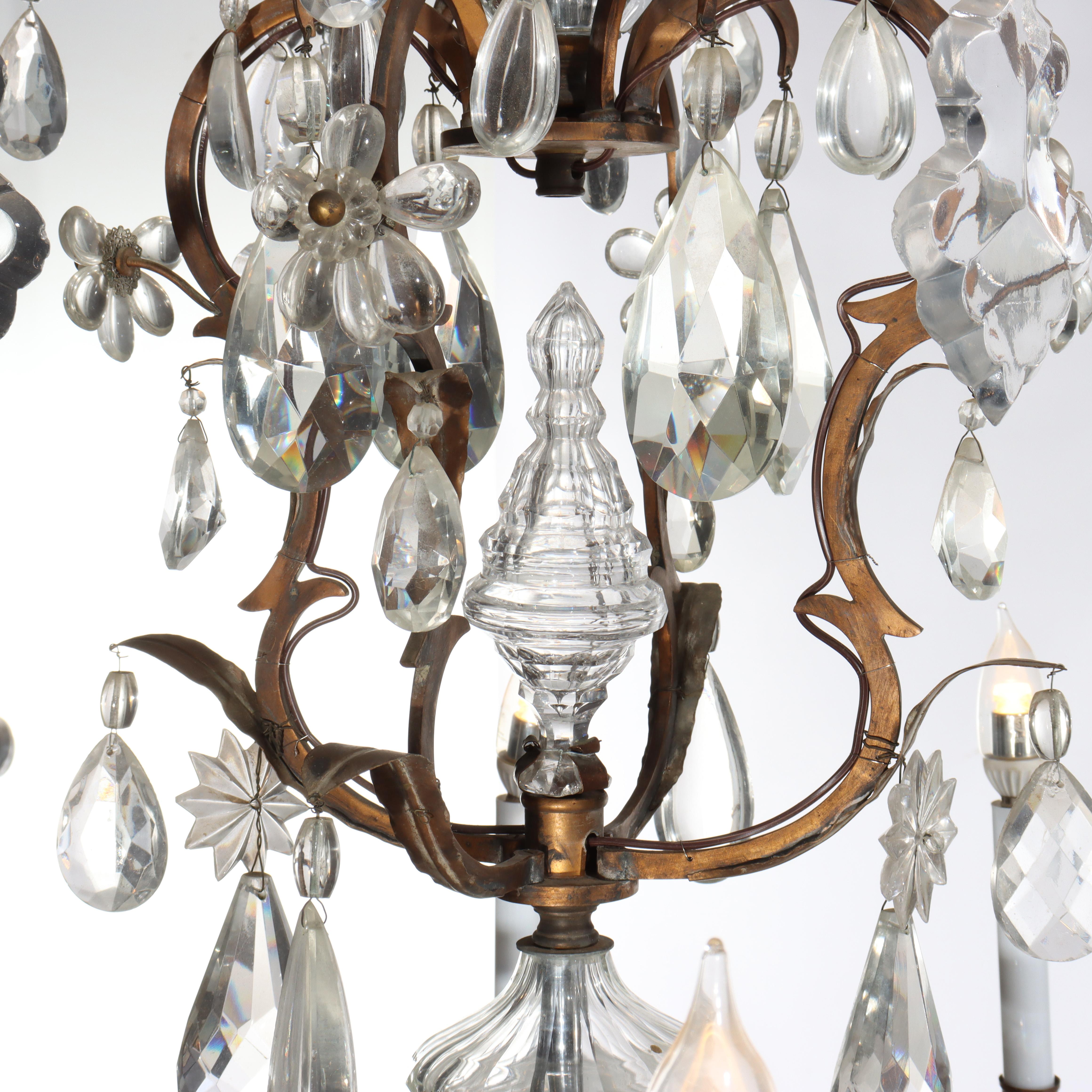 Gran araña antigua francesa de latón y cristal de 8 luces estilo Luis XIV c1930 Estadounidense en venta