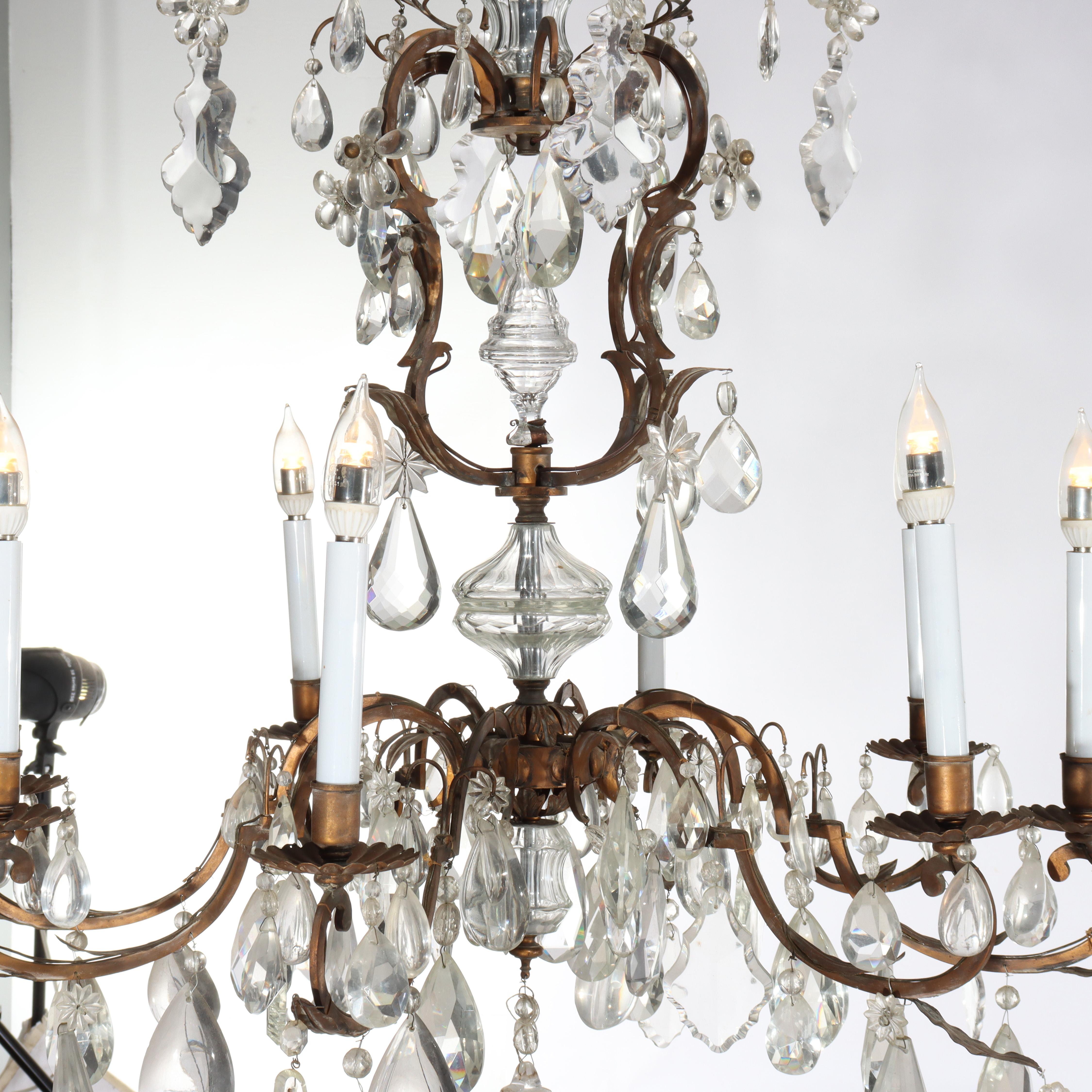 Gran araña antigua francesa de latón y cristal de 8 luces estilo Luis XIV c1930 en venta 1