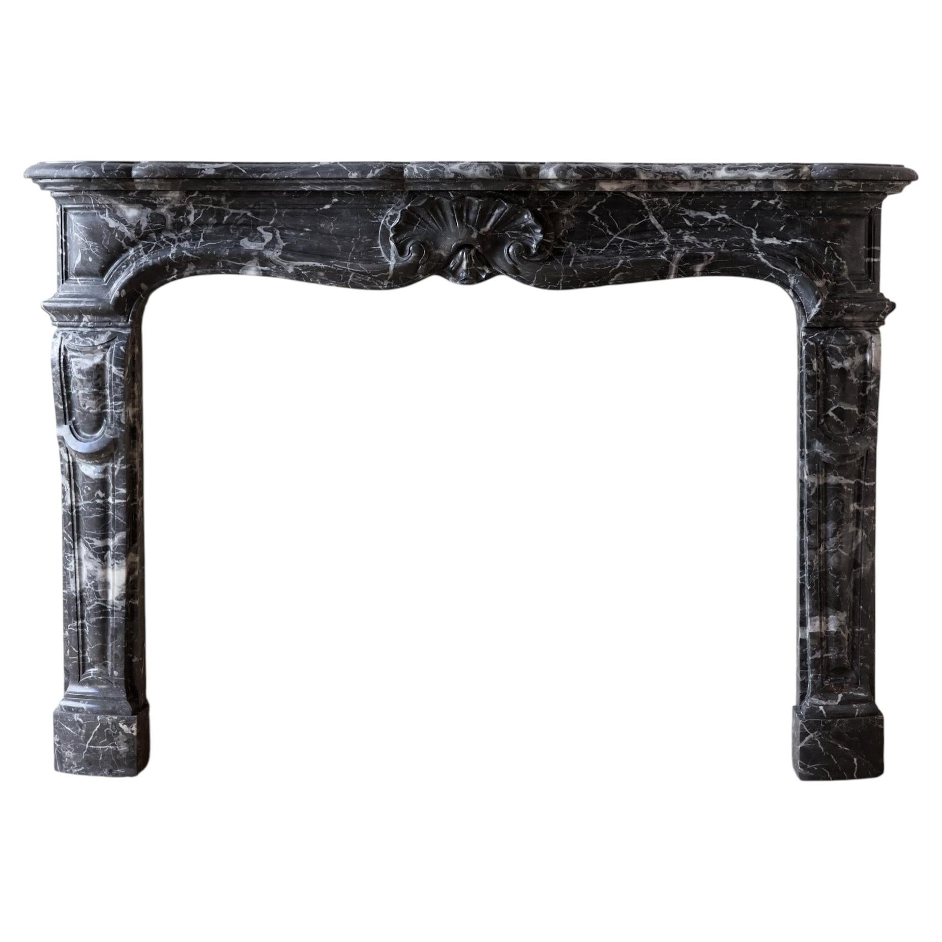 Grande caminetto antico francese in stile Luigi XIV in marmo Gris des Pyrénées