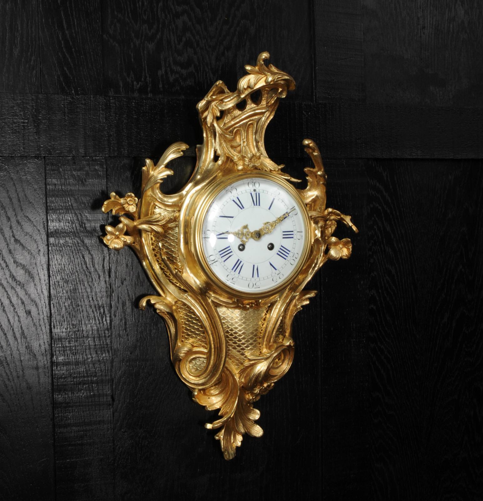 Rococo Grande horloge murale rococo franaise ancienne de style Louis XV en bronze dor en vente