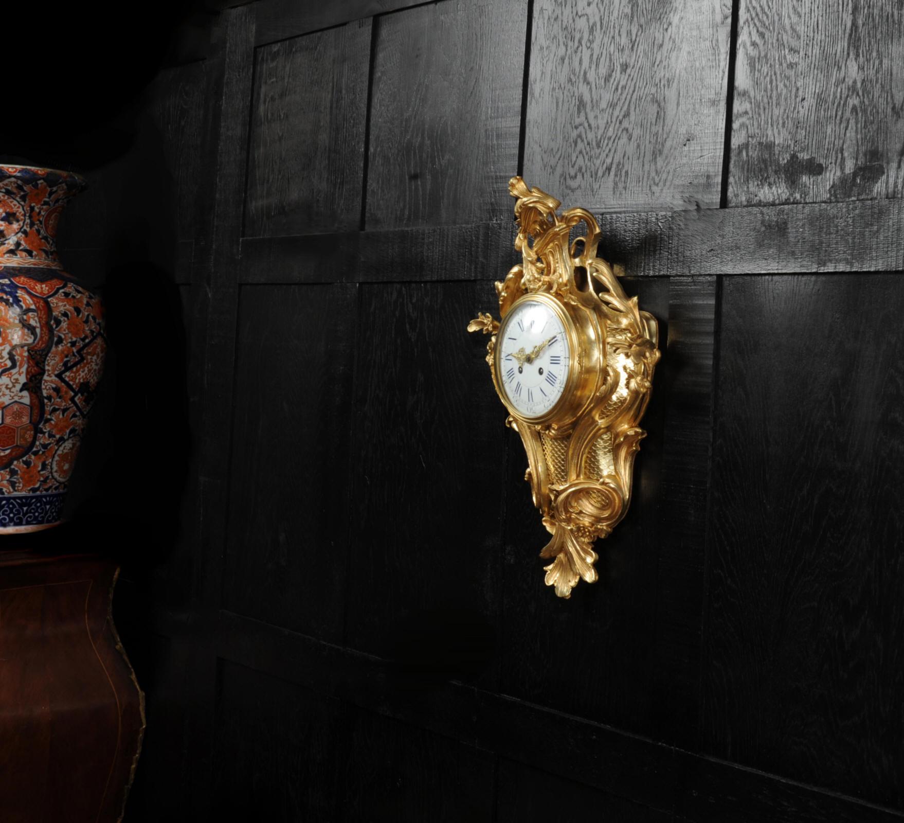 Français Grande horloge murale rococo franaise ancienne de style Louis XV en bronze dor en vente