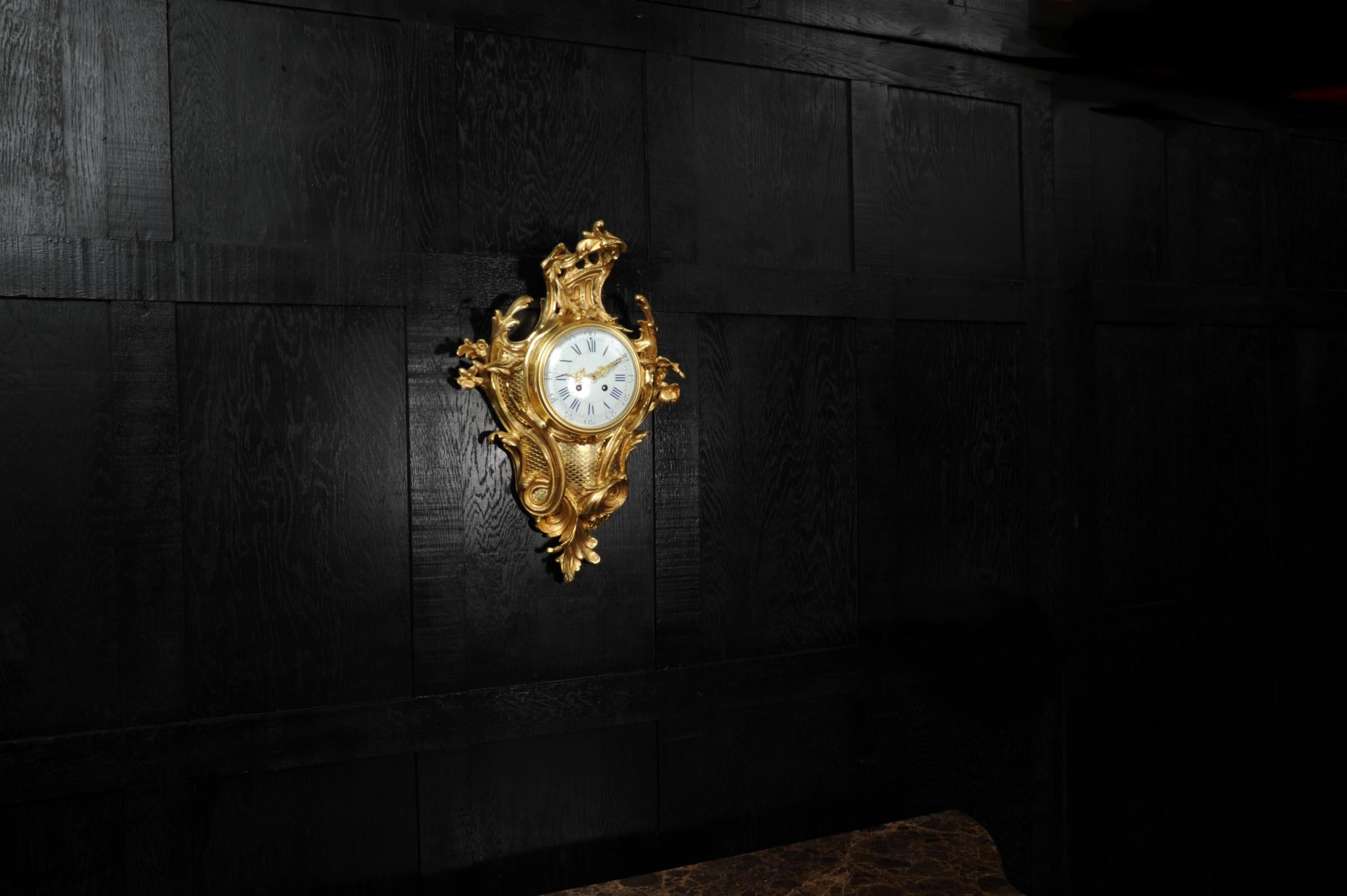Grande horloge murale rococo franaise ancienne de style Louis XV en bronze dor en vente 1