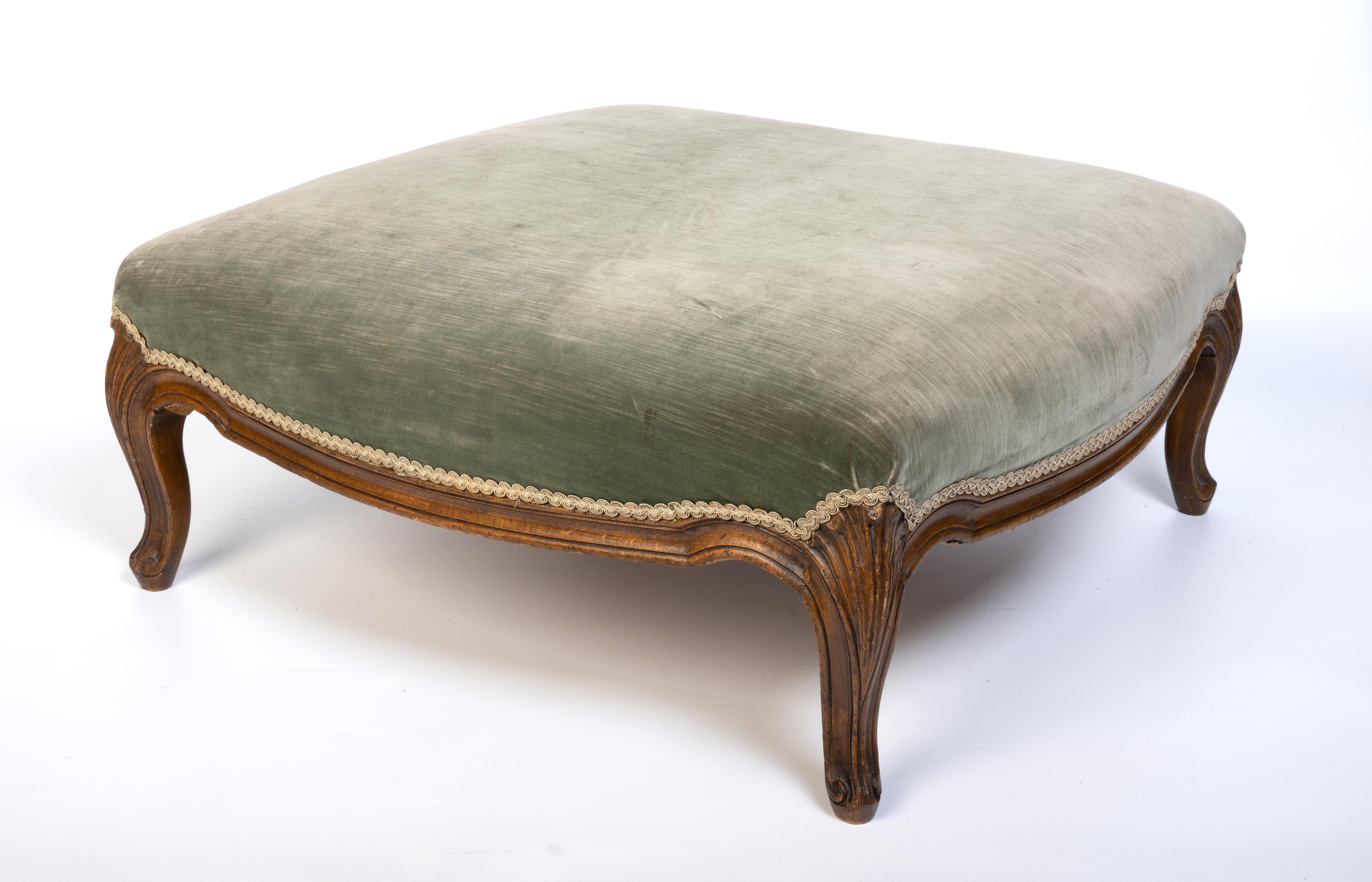 Grand pouf ottoman carré sculpté de style Louis XV français 
C.1880
Cadre sculpté en noyer et rembourrage traditionnel à ressorts et sangles. Sellerie en très bon état, le revêtement en tissu devra être remplacé.