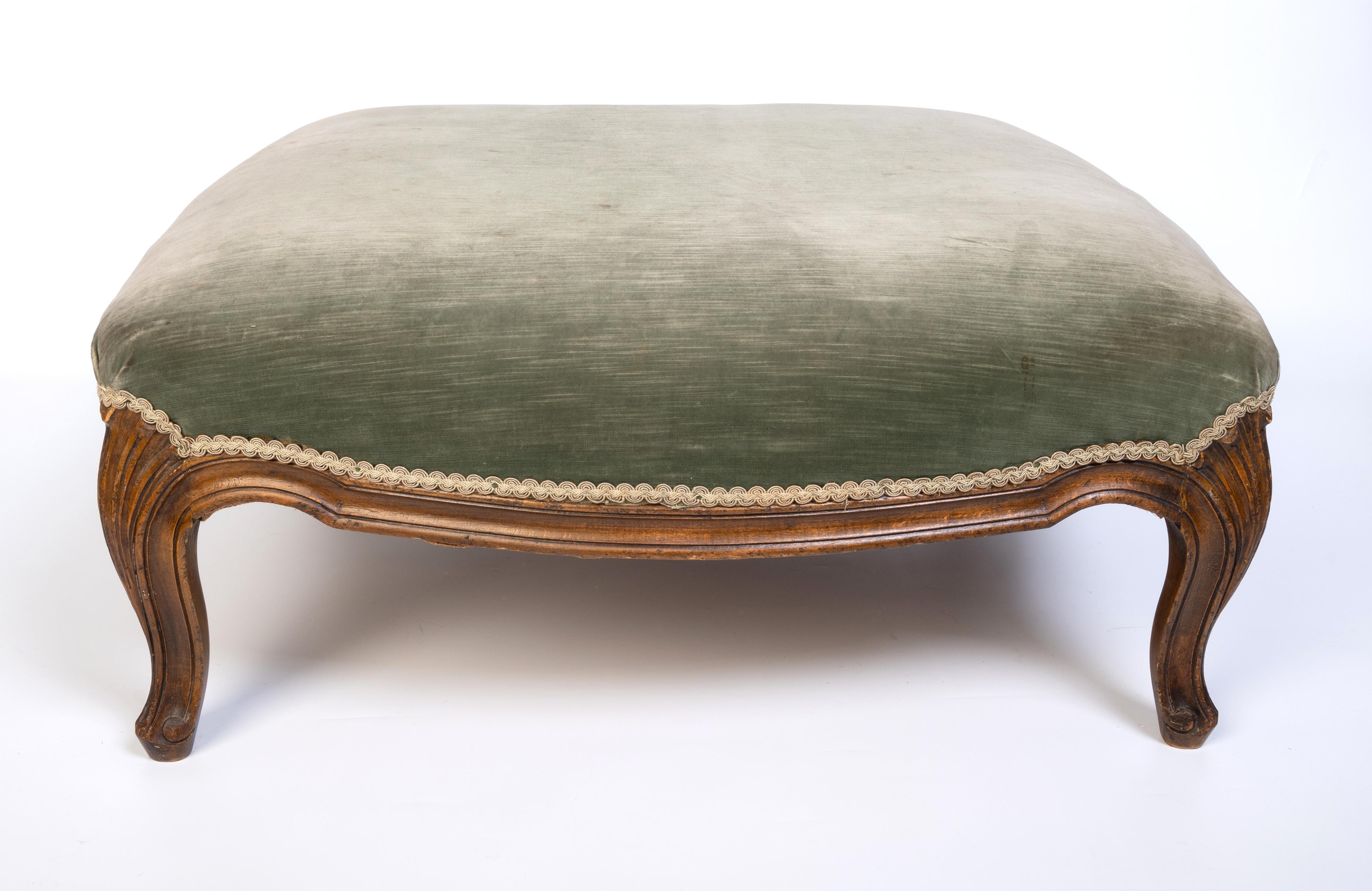 Français Grand pouf ottoman carré sculpté de style Louis XV français en vente