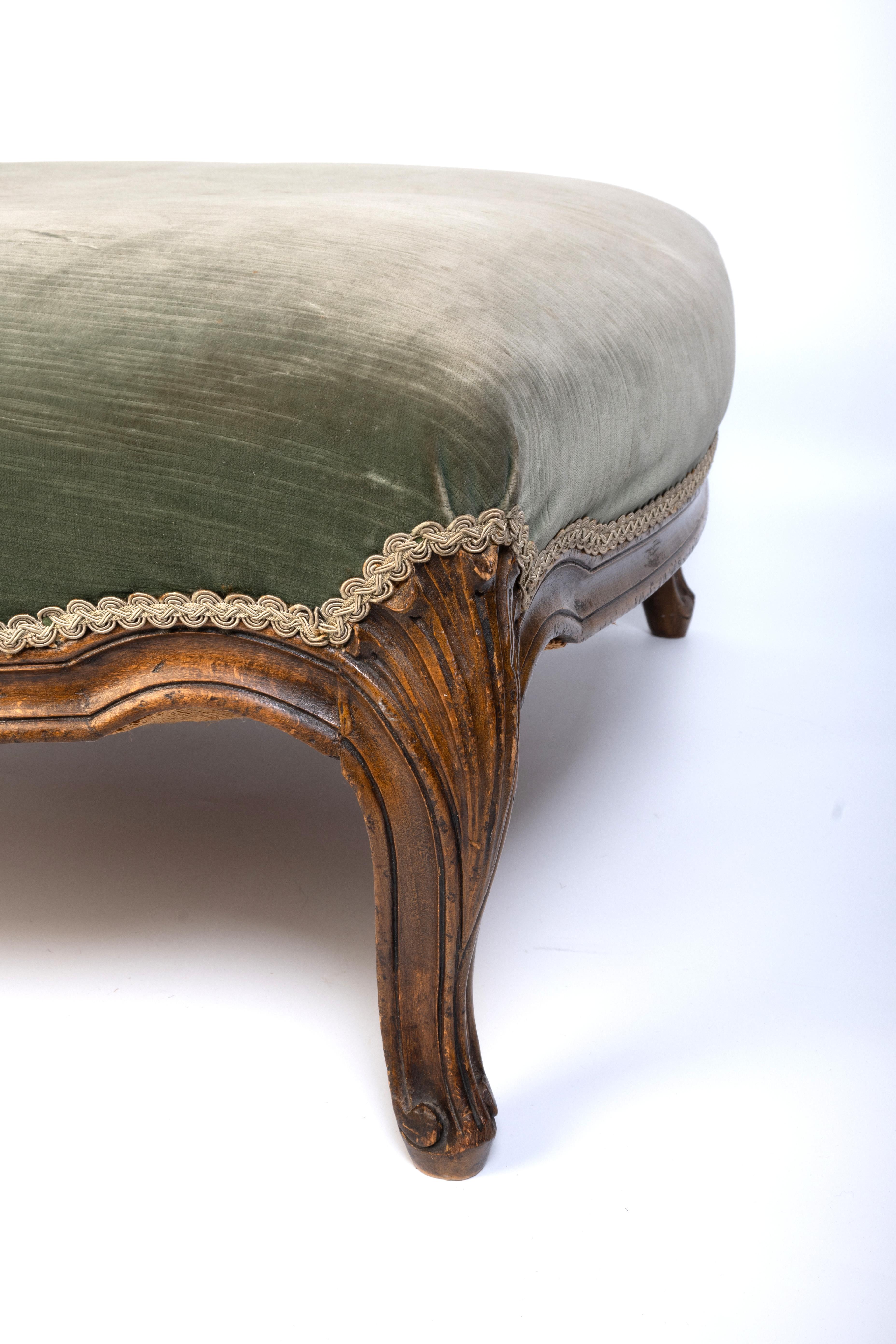Grand pouf ottoman carré sculpté de style Louis XV français Bon état - En vente à London, GB