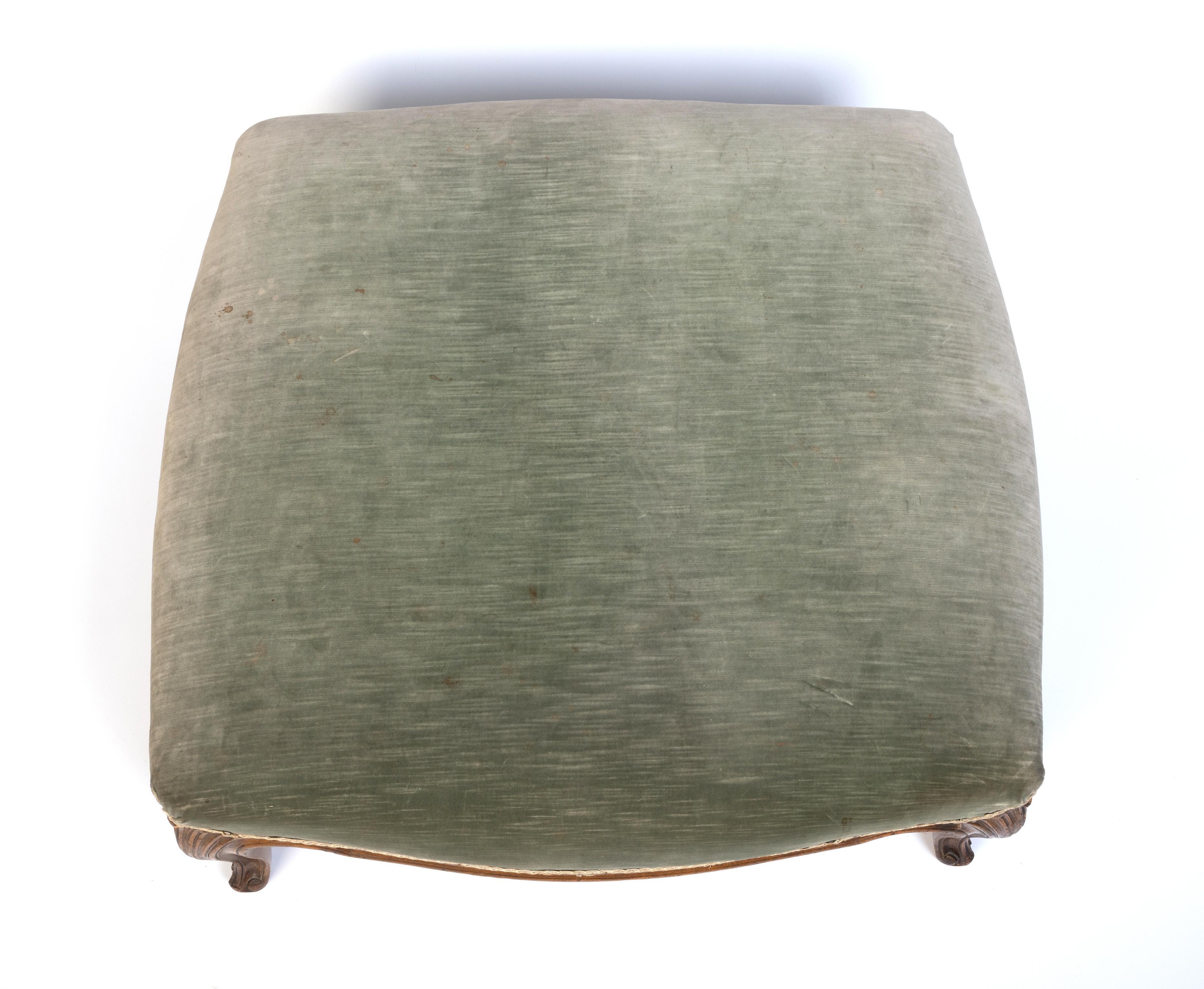 XIXe siècle Grand pouf ottoman carré sculpté de style Louis XV français en vente