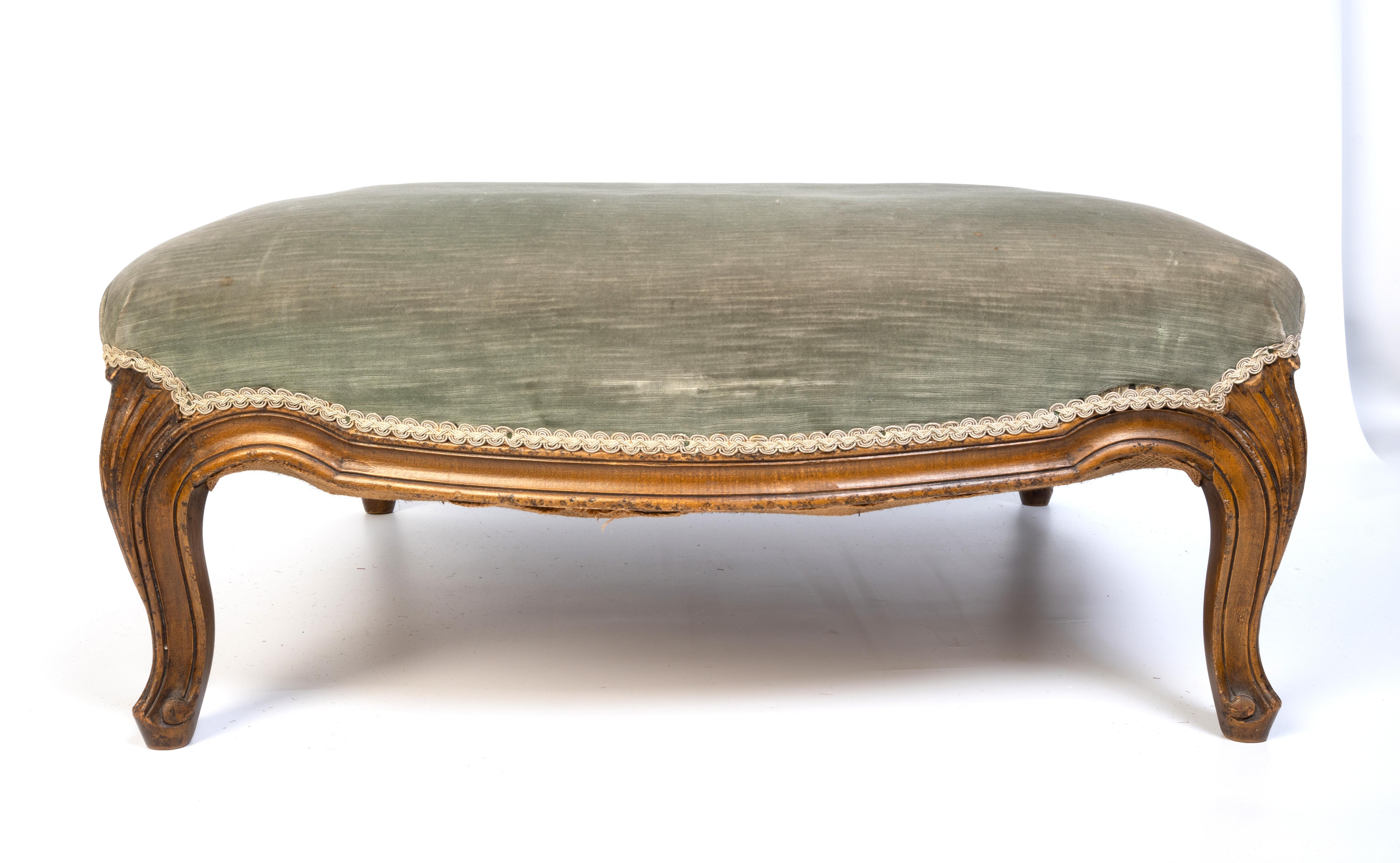 Grand pouf ottoman carré sculpté de style Louis XV français en vente 1