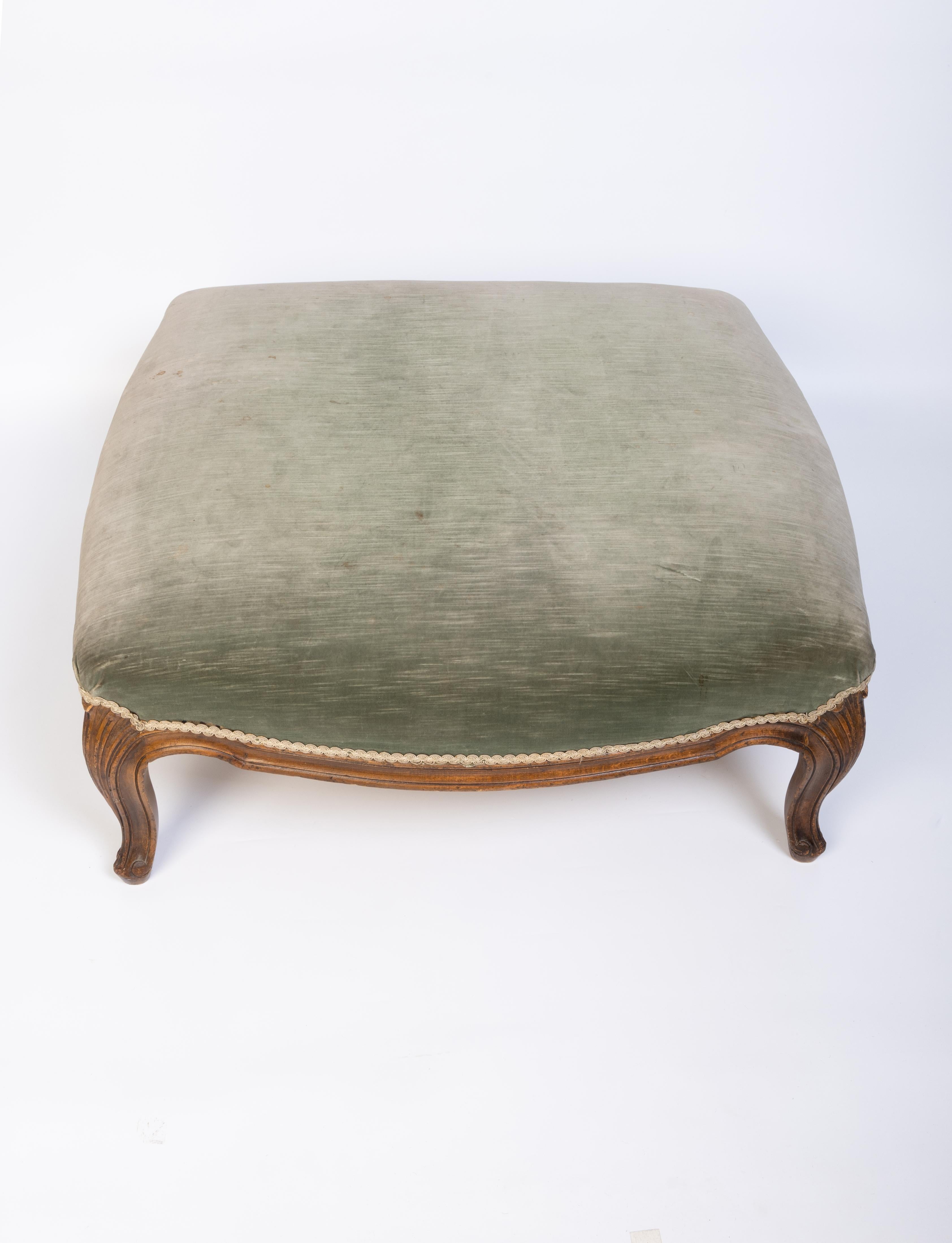 Grand pouf ottoman carré sculpté de style Louis XV français en vente 2