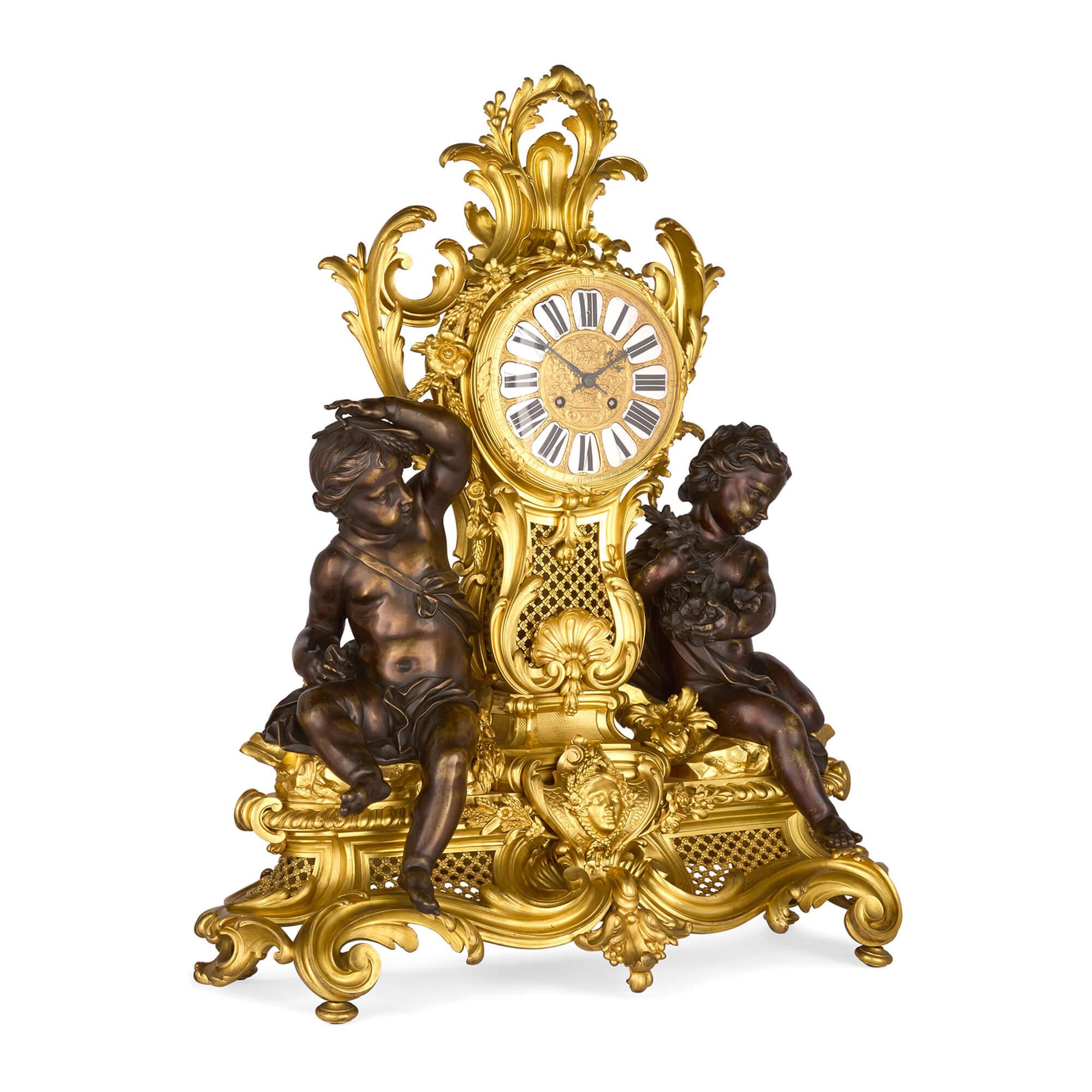 Grande pendule ancienne en bronze patiné et doré de style Louis XV
Français, 19e siècle 
Horloge : Hauteur 99cm, largeur 83cm, profondeur 32cm
Torchères : Hauteur 113cm, largeur 33cm, profondeur 28cm

Ce superbe ensemble d'horloges françaises de la