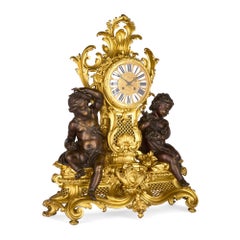 Grande horloge française ancienne de style Louis XV en bronze patiné et doré