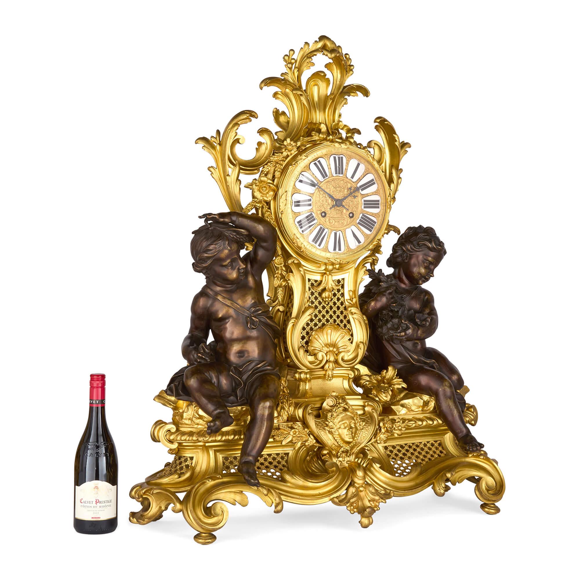 Grande horloge française ancienne de style Louis XV en bronze patiné et doré en vente 1