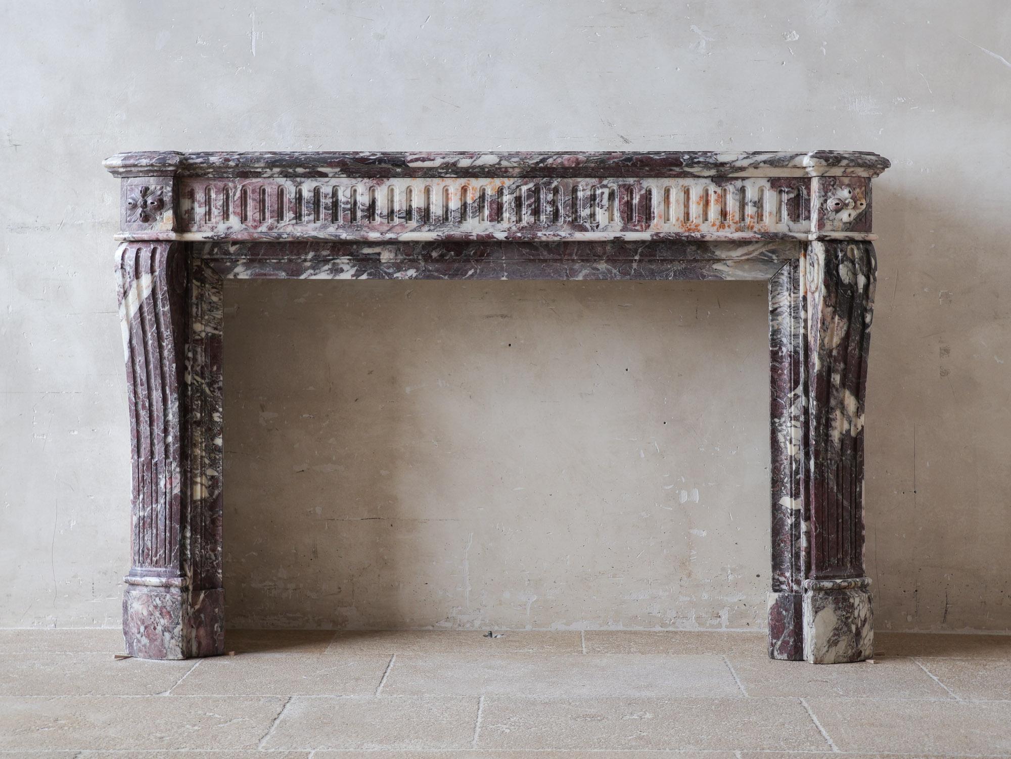 Large Antique French Louis XVI fireplace in Exceptional Fleur de Pêche marble In Good Condition For Sale In Baambrugge, NL