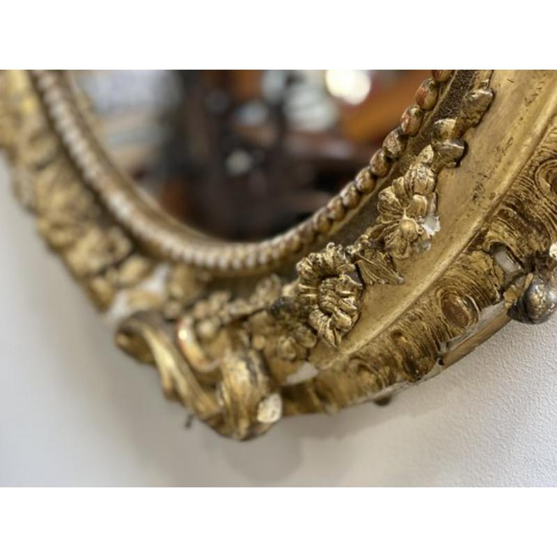 Gran Espejo Francés Antiguo Luis XVI de Madera Dorada, Década de 1890 en Desgastado estado para la venta en Andrézieux-Bouthéon, FR