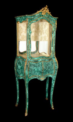 Großer antiker französischer Louis-XVI-Vitrine-Schrank mit Malachitbeschlägen aus vergoldeter Bronze