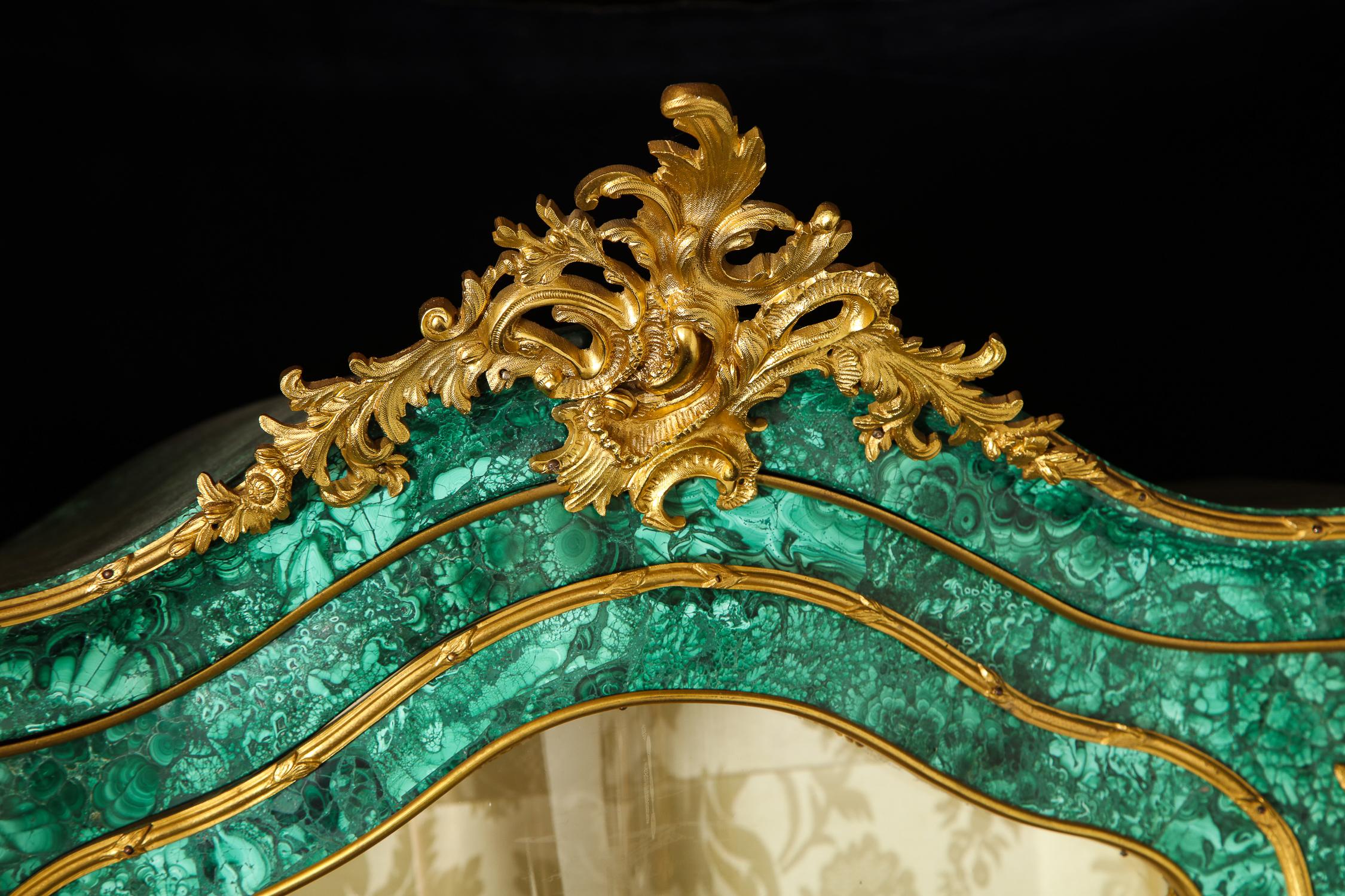 Bronze Grande vitrine française ancienne Louis XVI en malachite montée sur bronze doré en vente