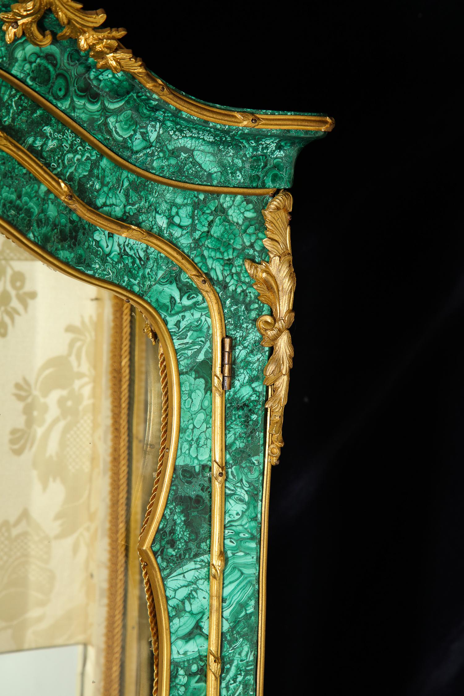 Grande vitrine française ancienne Louis XVI en malachite montée sur bronze doré en vente 1