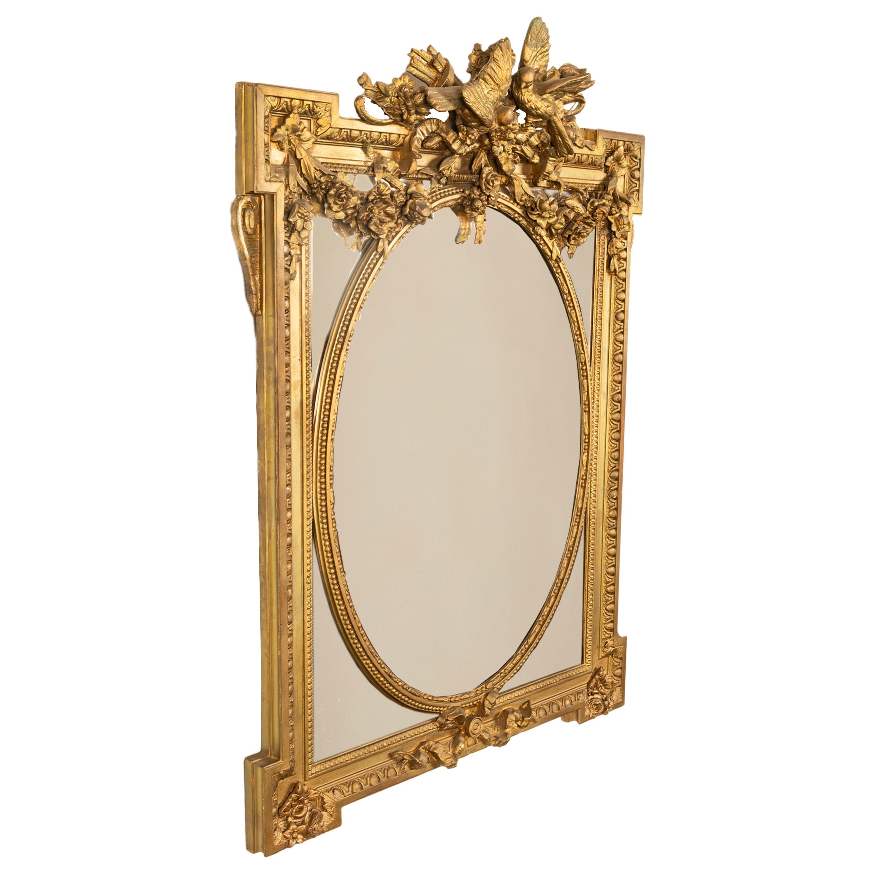 Un raffinato e grande specchio da parete o sovramaterasso francese Luigi XVI in legno dorato, circa 1870.
Specchio da parete rettangolare di ottima qualità e immensamente attraente con angoli smussati e riserva ovale al centro, delimitata da un