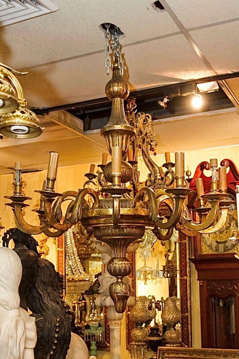 Grande lampadario a 12 luci in stile neoclassico francese in bronzo dorato In condizioni buone in vendita a New York, NY