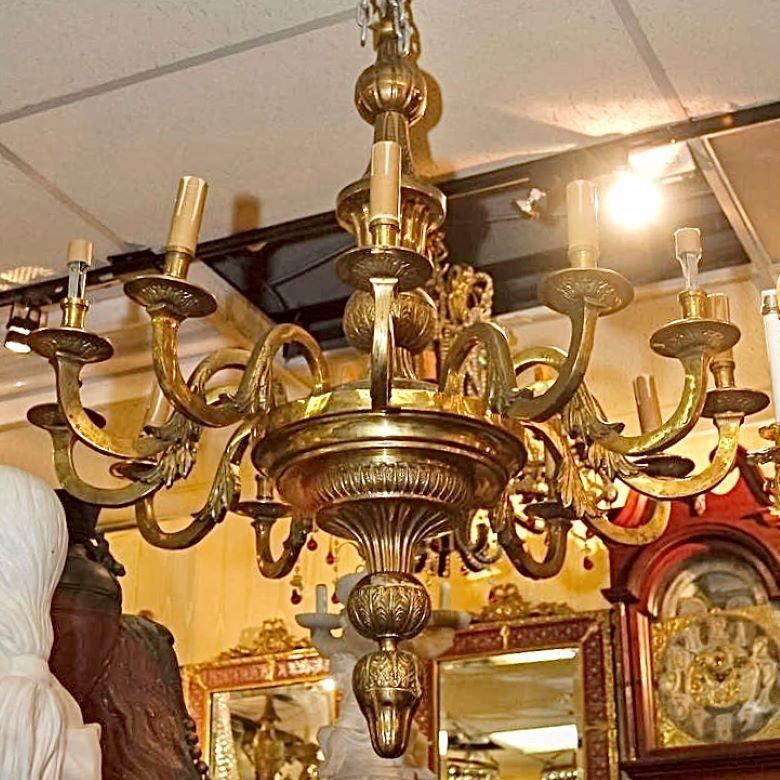 XX secolo Grande lampadario a 12 luci in stile neoclassico francese in bronzo dorato in vendita