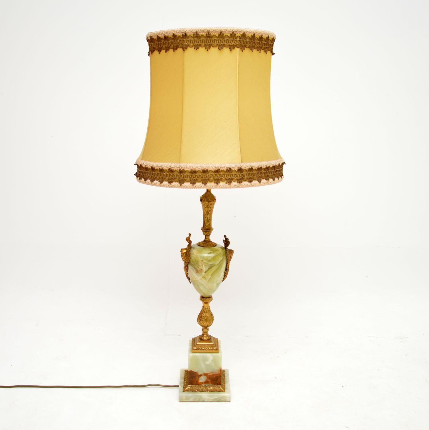 Une grande et impressionnante lampe de table française ancienne en onyx et métal doré. Il a été fabriqué en France et date des années 1930 environ.

Il est de très bonne qualité, avec une belle coloration de l'onyx et de beaux détails complexes