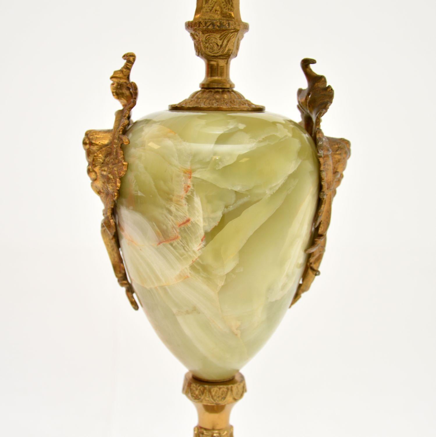 Doré Grande lampe de bureau française d'antiquités en onyx et métal doré en vente