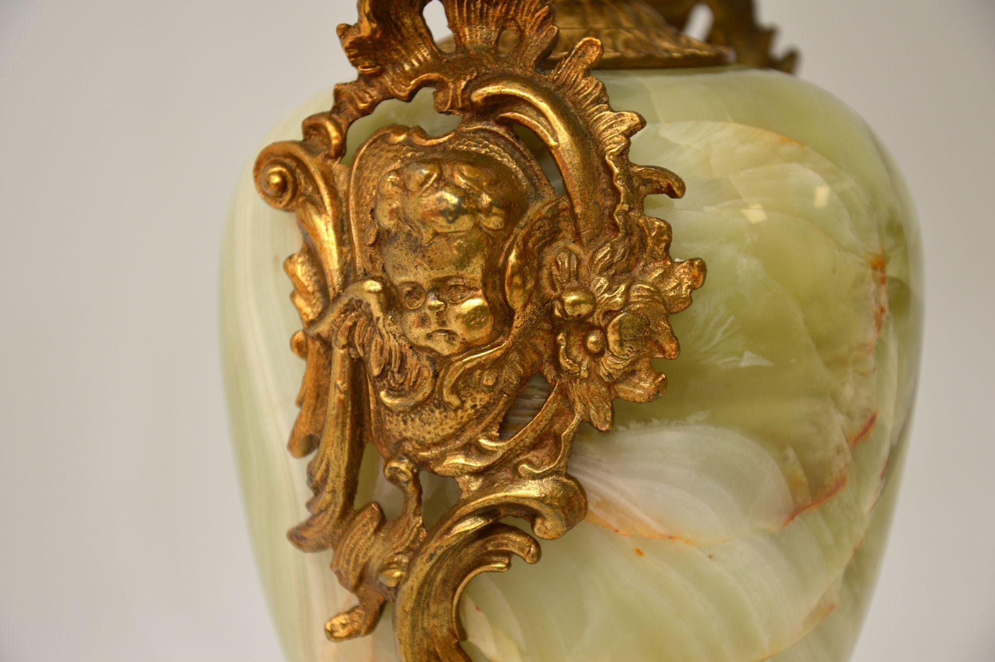 Milieu du XXe siècle Grande lampe de bureau française d'antiquités en onyx et métal doré en vente