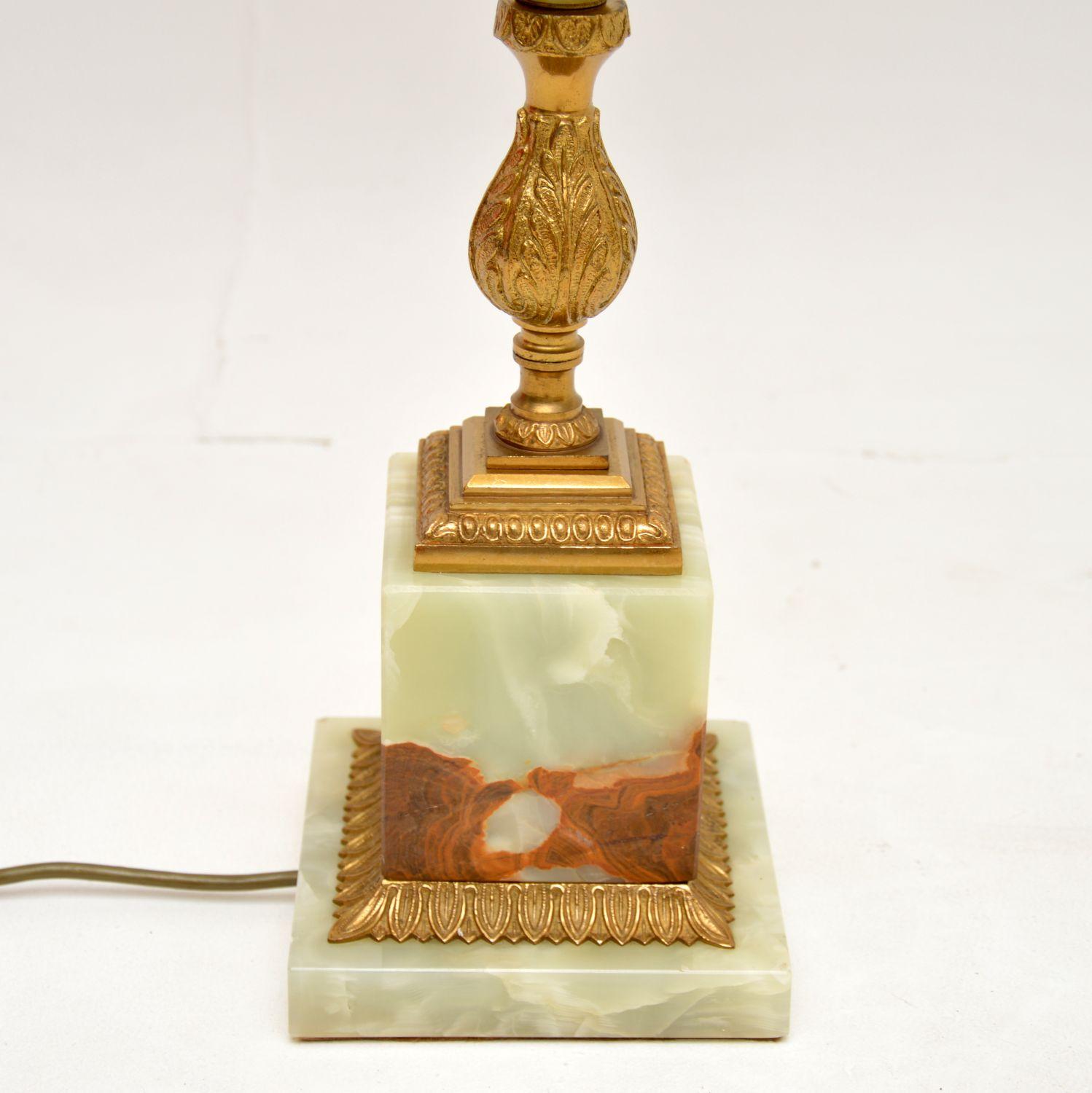 Metallo Grande lampada da tavolo francese in onice e metallo dorato in vendita