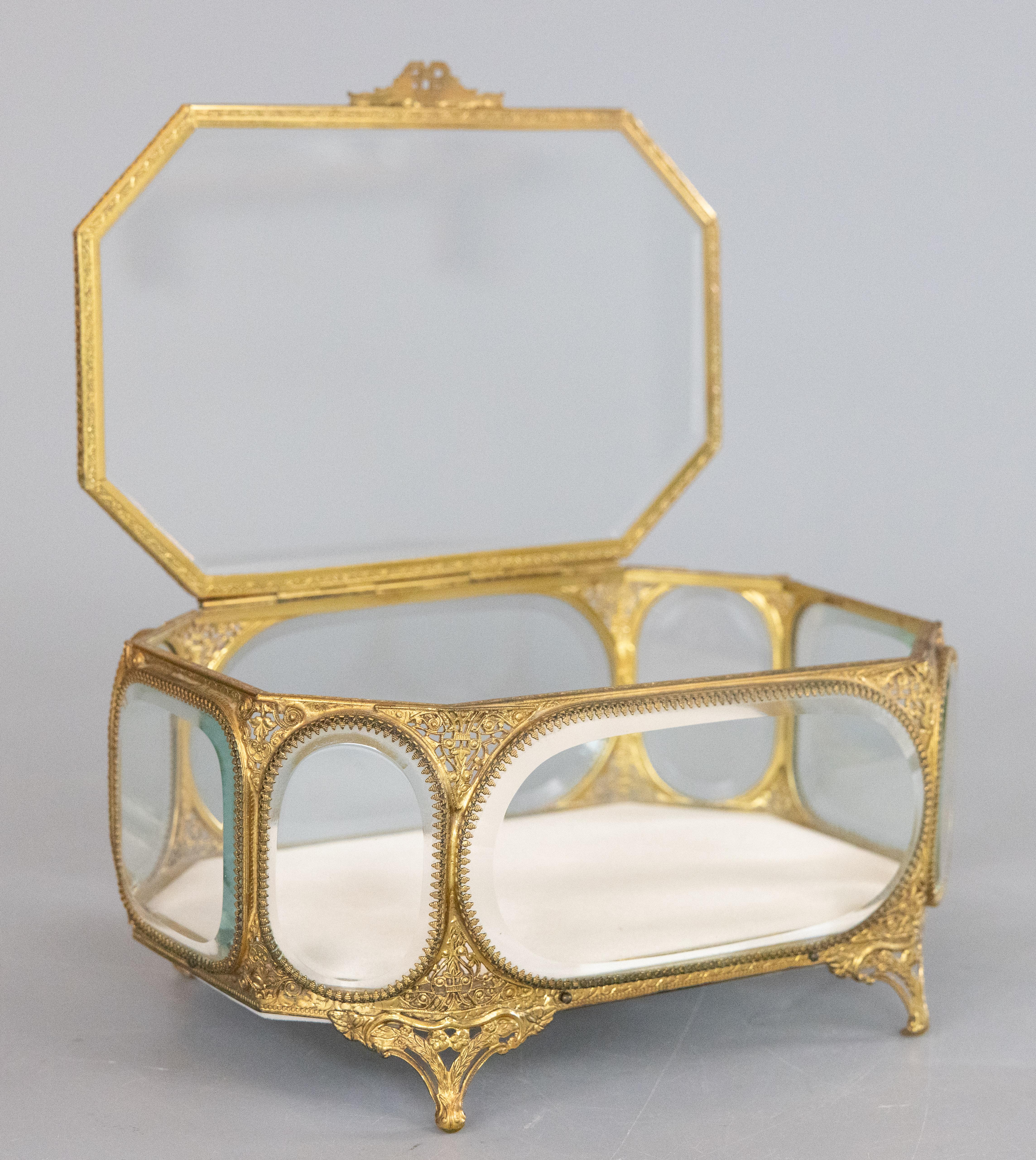 Caja de joyería o tocador grande Antique French Ormolu & Beveled Glass Francés en venta