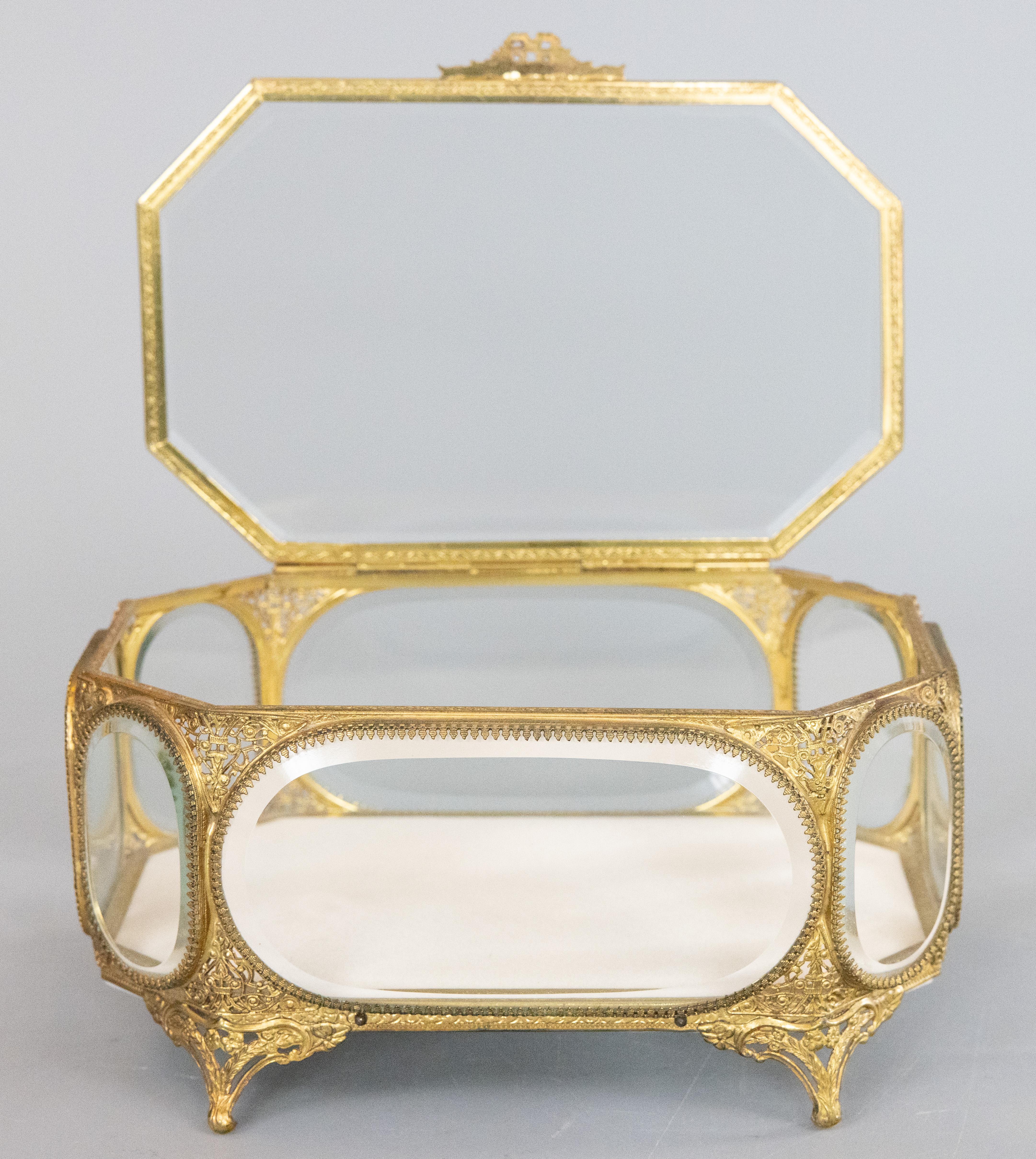 Caja de joyería o tocador grande Antique French Ormolu & Beveled Glass Biselado en venta