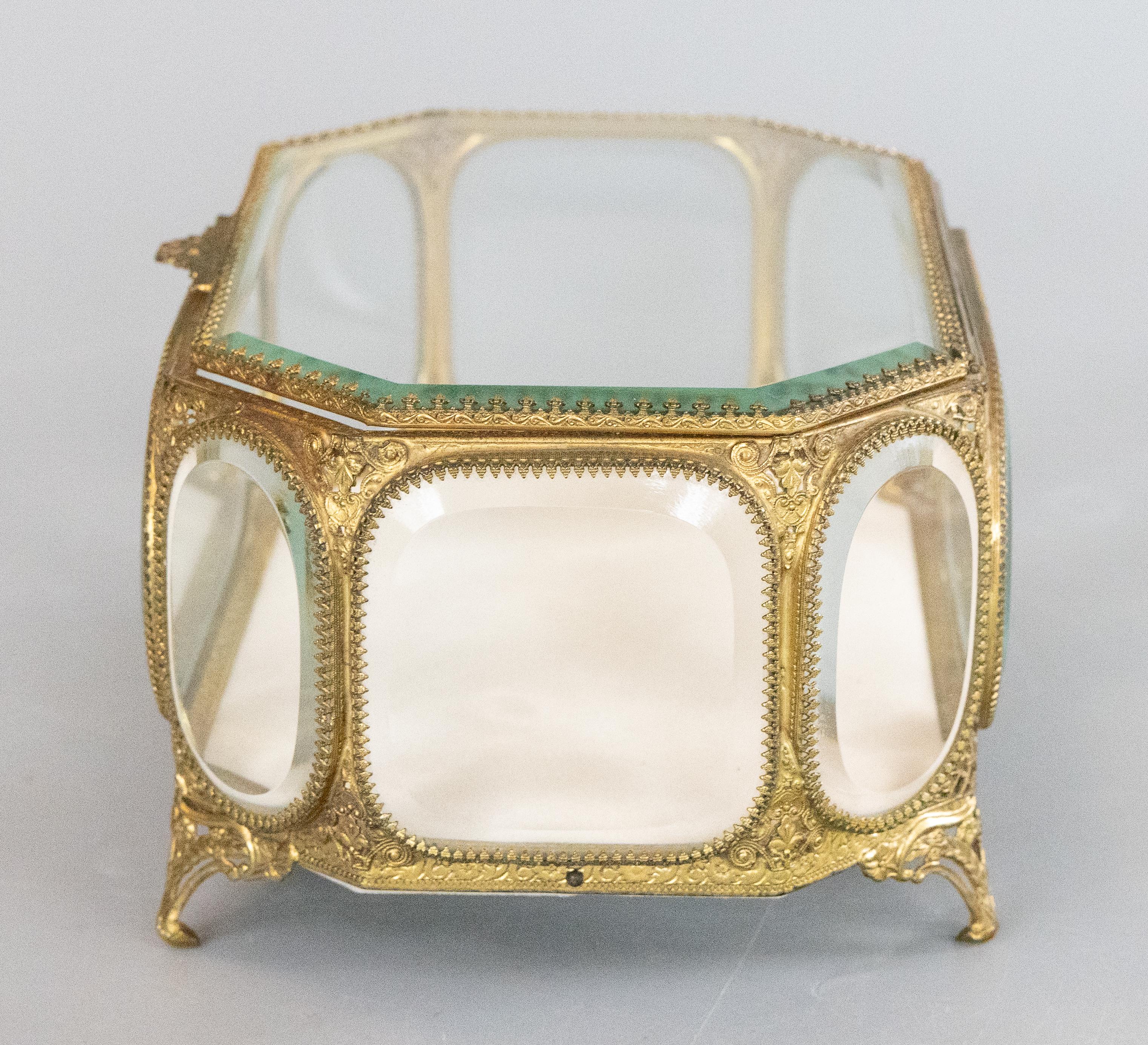 Caja de joyería o tocador grande Antique French Ormolu & Beveled Glass siglo XX en venta